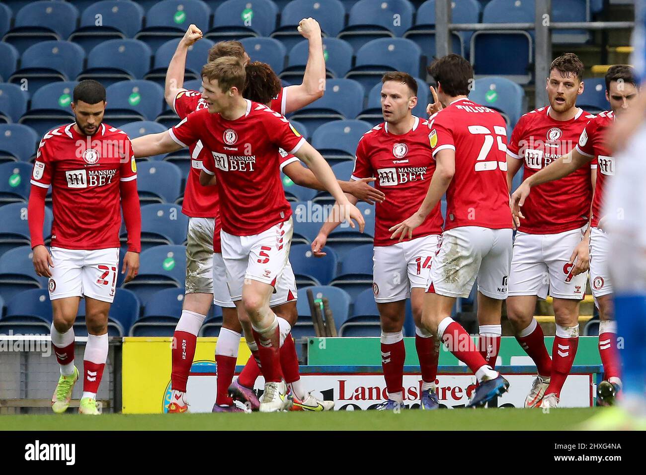 Blackburn, Royaume-Uni. 12th mars 2022. Andreas Weimann, de Bristol City (14), fête avec ses coéquipiers après avoir obtenu le score de 1st pour ses équipes. Match de championnat EFL Skybet, Blackburn Rovers et Bristol City au parc Ewood à Blackburn le samedi 12th mars 2022. Cette image ne peut être utilisée qu'à des fins éditoriales. Utilisation éditoriale uniquement, licence requise pour une utilisation commerciale. Aucune utilisation dans les Paris, les jeux ou les publications d'un seul club/ligue/joueur.pic par Chris Stading/Andrew Orchard sports Photography/Alamy Live News crédit: Andrew Orchard sports Photography/Alamy Live News Banque D'Images