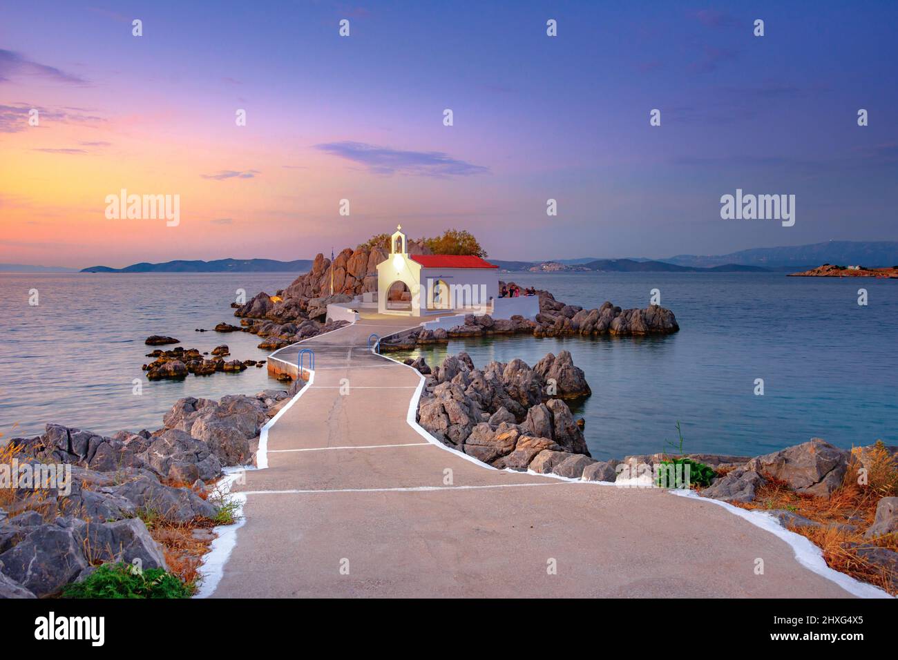 Petite église d'Agios Isidoros dans la mer au-dessus des rochers, île de Chios, Grèce. Banque D'Images