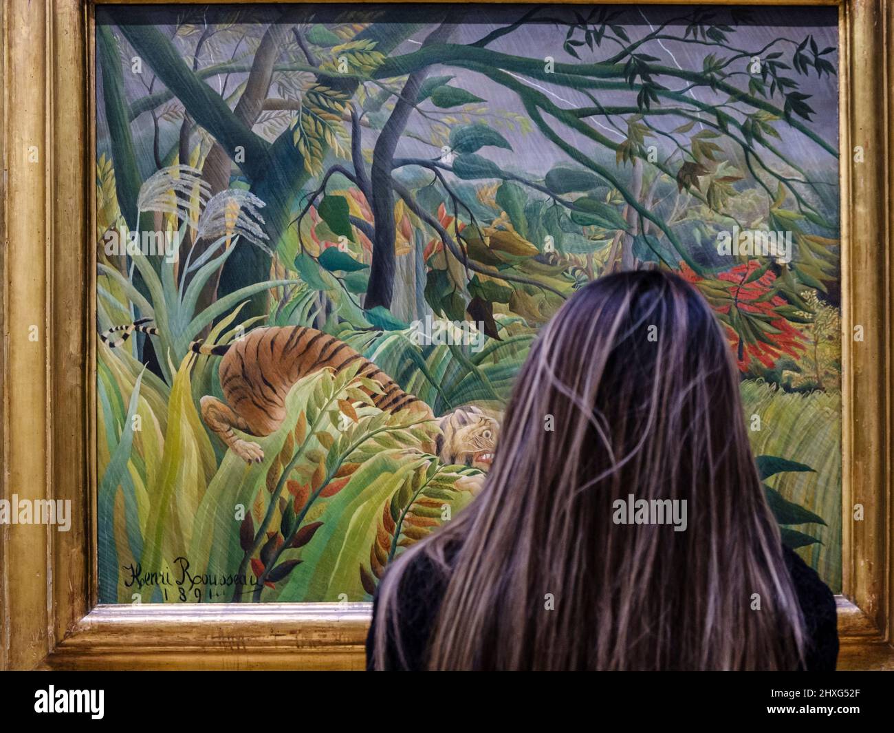 Femme aux cheveux longs devant la peinture Henri rousseau, surprise, 1891, huile sur toile, Galerie nationale, Londres, Angleterre, Grande-Bretagne. Banque D'Images