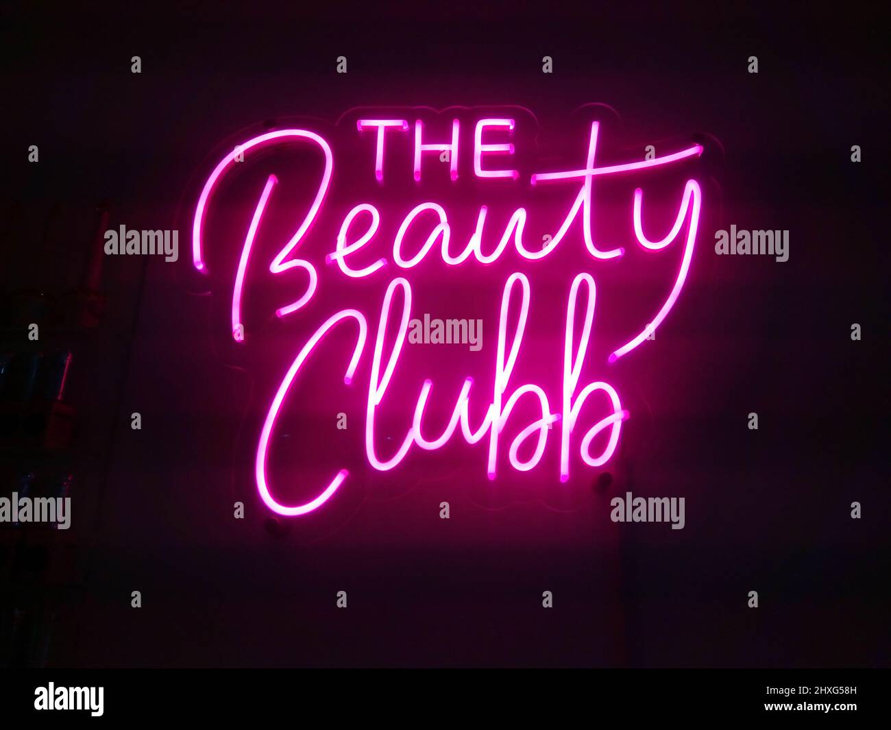 Rose néon signe le Beauty clubb isolé sur un fond sombre. Concept de salon de beauté Banque D'Images