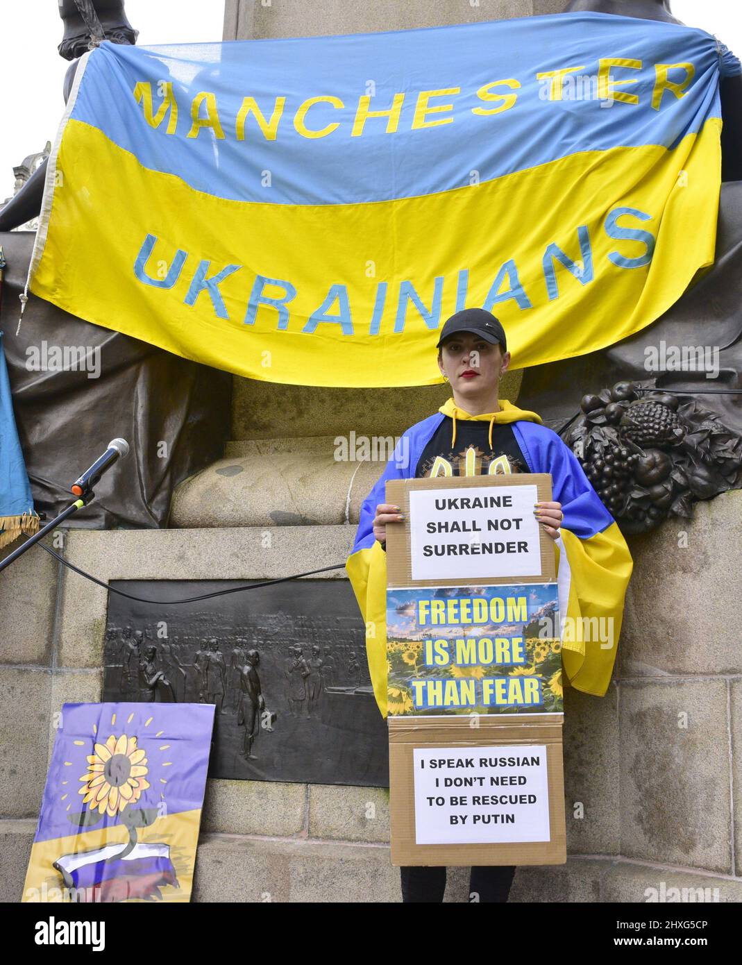 Manchester, Royaume-Uni, 12th mars 2022. Protestation contre l'invasion russe de l'Ukraine à côté de la statue de Wellington à Piccadilly Gardens, centre de Manchester, Angleterre, Royaume-Uni. Il a été organisé par le Centre culturel ukrainien 'dnipro' Manchester. Les médias ont rapporté des bombardements russes d'écoles, d'hôpitaux et d'appartements en Ukraine, aujourd'hui dans le 17th jour de la défense du pays. Crédit : Terry Waller/Alay Live News Banque D'Images