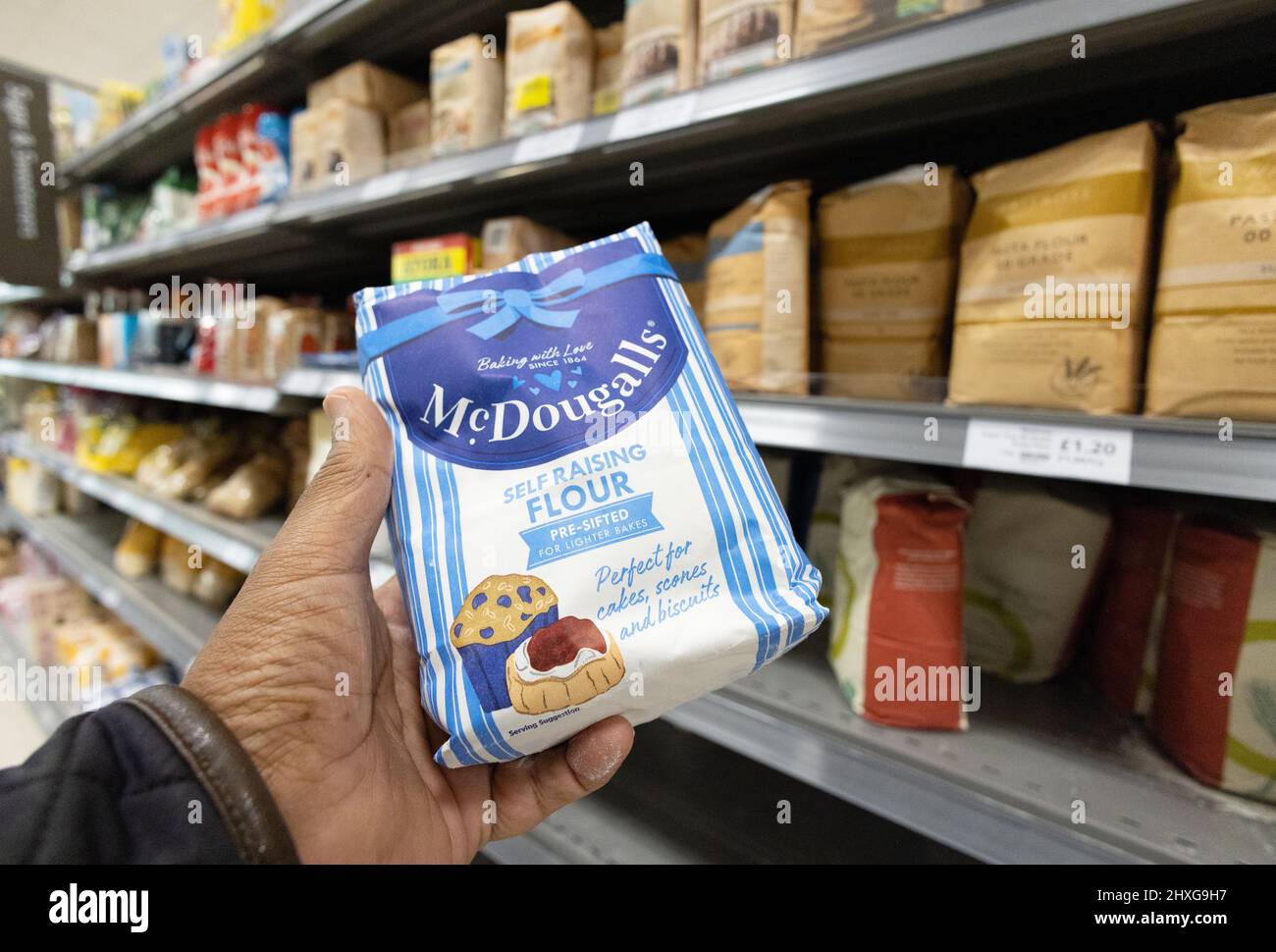 Sac de farine; achat d'un sac de farine - McDougalls farine auto-élevant, dans un supermarché avec sacs de farine sur les étagères de supermarché, supermarché Waitrose Royaume-Uni Banque D'Images