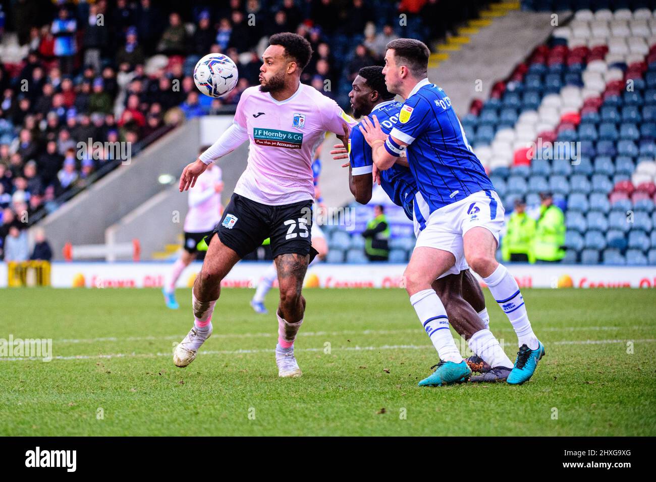 ROCHDALE, ROYAUME-UNI. 12th MARS Jeriel Dorsett, de Rochdale AFC, s'attaque à Aaron Amadi-Holloway, du Barrow FC, lors du match de Sky Bet League 2 entre Rochdale et Barrow, à la Crown Oil Arena, à Rochdale, le samedi 12th mars 2022. (Credit: Ian Charles | MI News) Credit: MI News & Sport /Alay Live News Banque D'Images