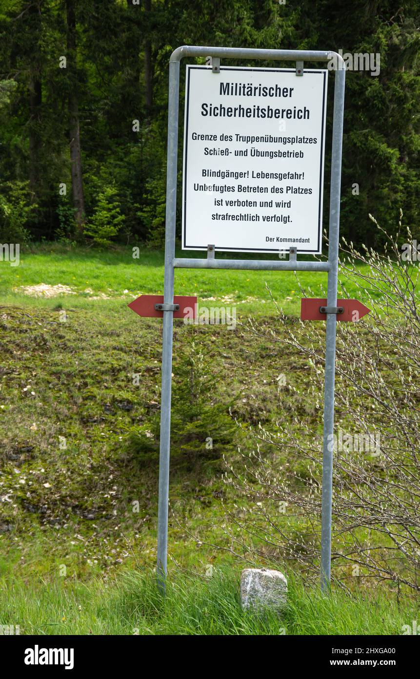 Signe d'avertissement et d'information du commandant sur le danger de la vie au bord de la zone de sécurité de la zone d'entraînement militaire de Heuberg, en Allemagne. Banque D'Images