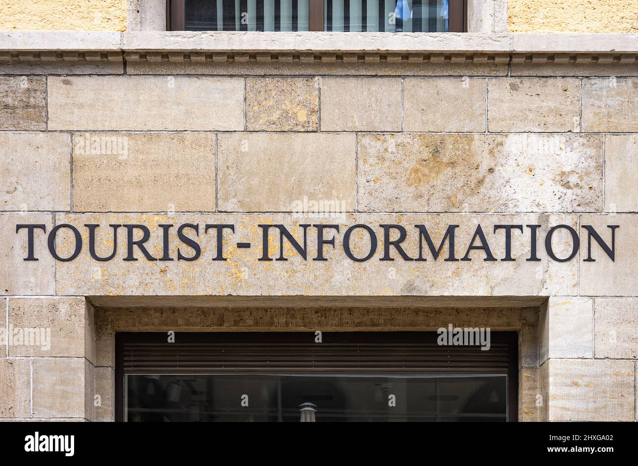 Façade de la maison avec les lettres INFORMATIONS TOURISTIQUES, Albstadt, Bade-Wurtemberg, Allemagne. Banque D'Images