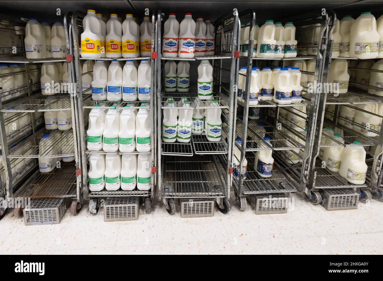 Lait de supermarché à vendre - lait à vendre dans l'allée des produits laitiers et du lait, supermarché Waitrose Royaume-Uni Banque D'Images