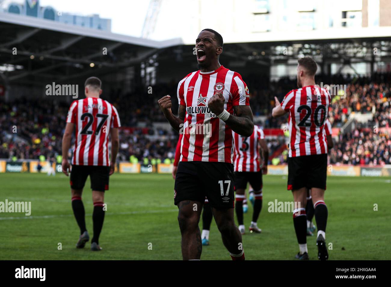 LONDRES, ROYAUME-UNI. 12th MARS Ivan Toney, de Brentford, célèbre son but lors du match de la Premier League entre Brentford et Burnley au stade communautaire de Brentford, à Brentford, le samedi 12th mars 2022. (Credit: Tom West | MI News) Credit: MI News & Sport /Alay Live News Banque D'Images