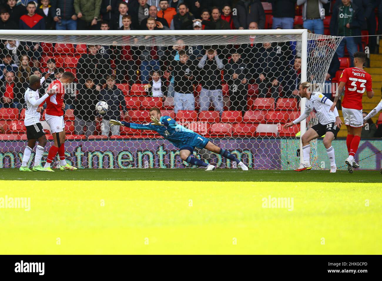 Oakwell, Barnsley, Angleterre - 12th mars 2022 Carlton Morris (14) de Barnsley avec une grande chance mais il va large - pendant le jeu Barnsley v Fulham, Sky Bet EFL Championship 2021/22, à Oakwell, Barnsley, Angleterre - 12th mars 2022 crédit: Arthur Haigh/WhiteRosePhotos/Alay Live News Banque D'Images