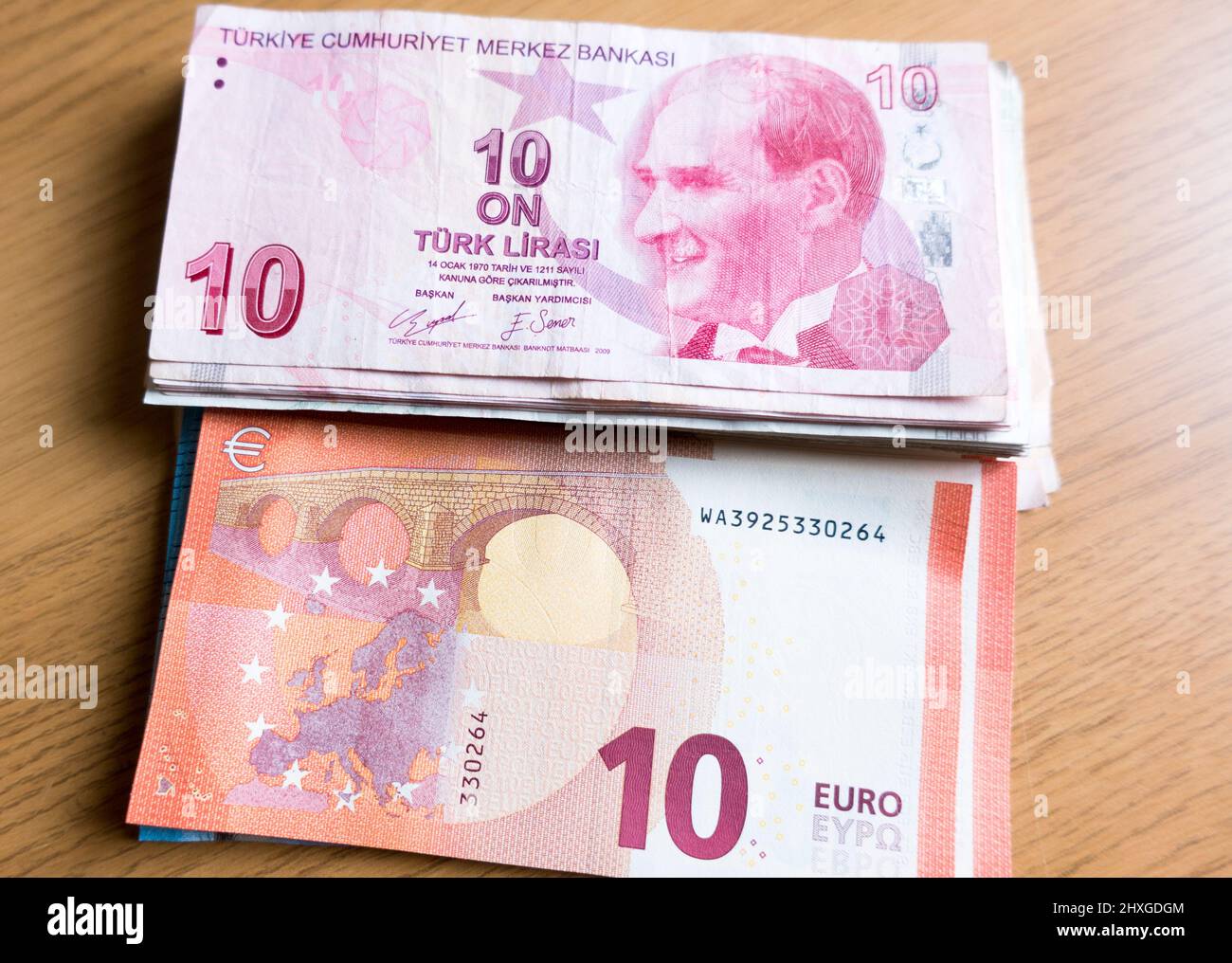 Lire turque et euro Photo Stock - Alamy