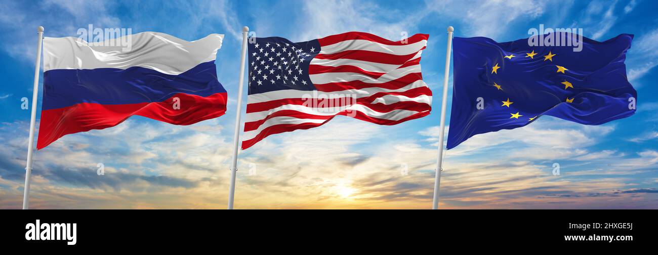 Trois drapeaux. États-Unis États-Unis d'Amérique , UE Union européenne et Russie agitant sur fond ciel nuageux au coucher du soleil, vue panoramique. . Concept du G Banque D'Images
