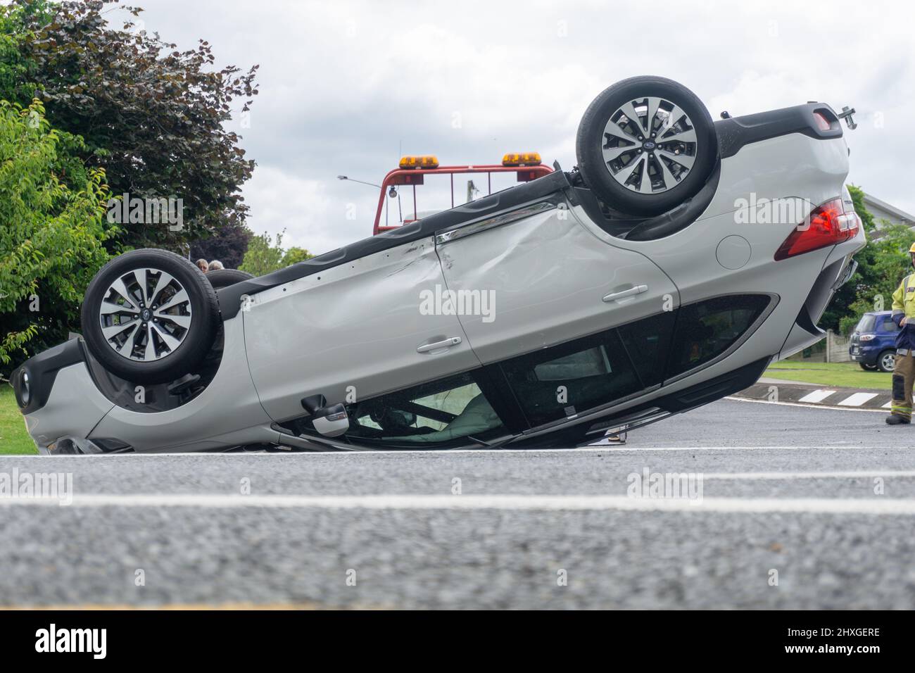 Tauranga Nouvelle-Zélande - décembre 16 2015; à l'envers, voiture sur son toit après et accident sur la rue de la ville. Banque D'Images