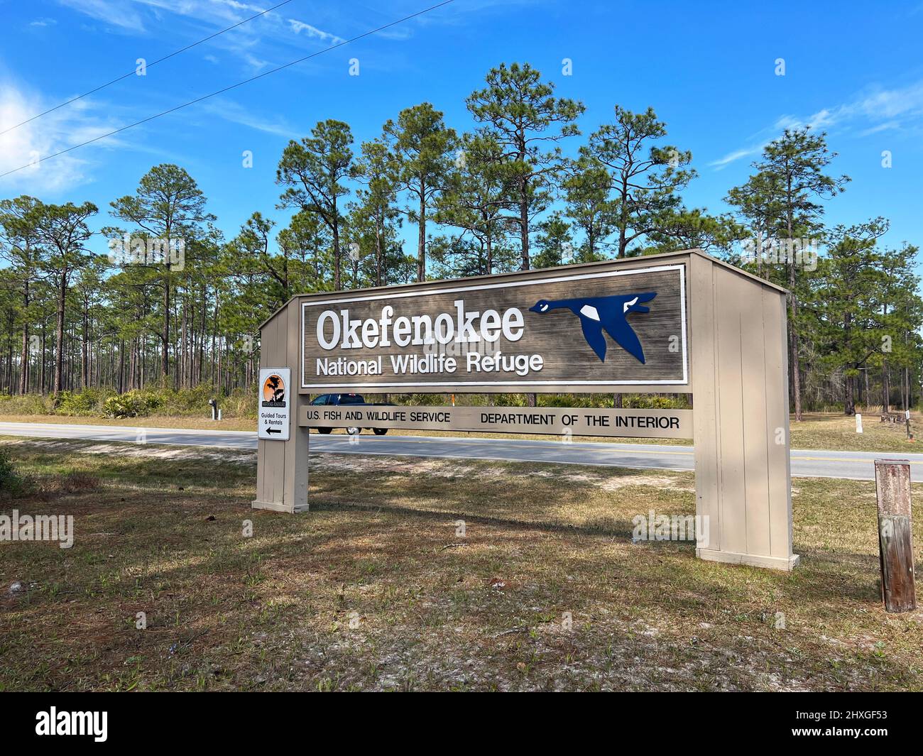 Folkston, Géorgie, États-Unis - 3 mars 2022 : panneau d'entrée à la réserve naturelle nationale d'Okefenokee, le plus grand marais d'amérique du Nord. Banque D'Images