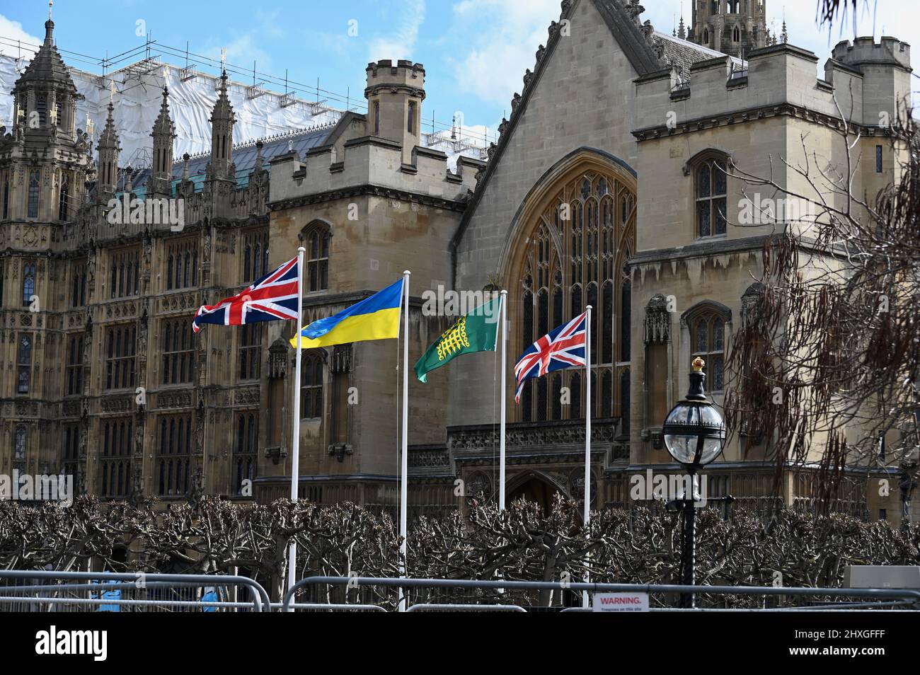 Londres, Royaume-Uni. Tenez-vous avec l'Ukraine. Les drapeaux ukrainiens continuent d'être transportés en solidarité avec l'Ukraine sur les bâtiments du gouvernement à la suite de l'invasion russe de l'Ukraine. Chambres du Parlement, Westminster. Crédit : michael melia/Alay Live News Banque D'Images