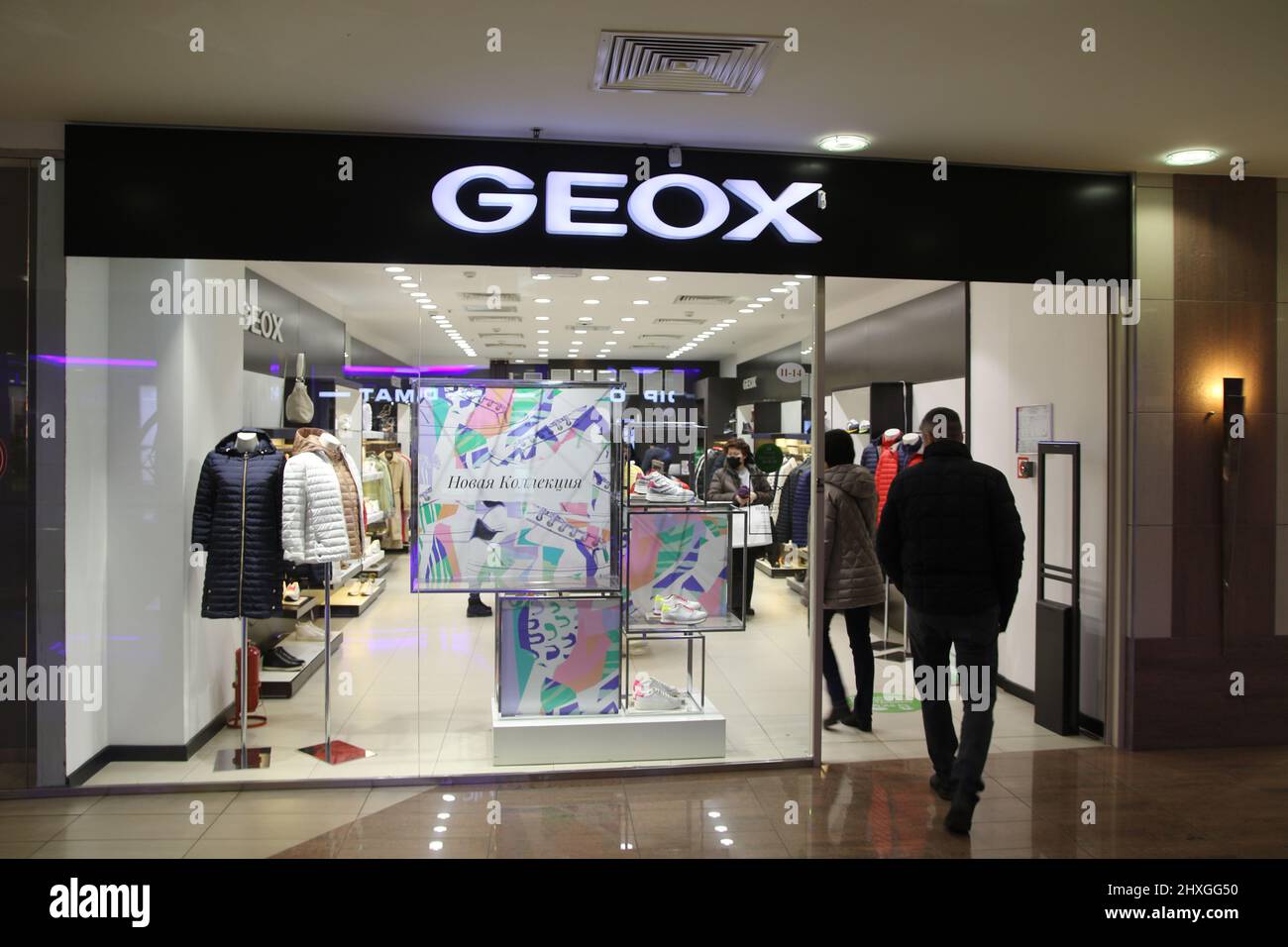 Magasin GEOX de marque vu au centre commercial de Saint-Pétersbourg.  Plusieurs marques haut de gamme ont annoncé la fin de leurs activités en  Russie et au cl Photo Stock - Alamy