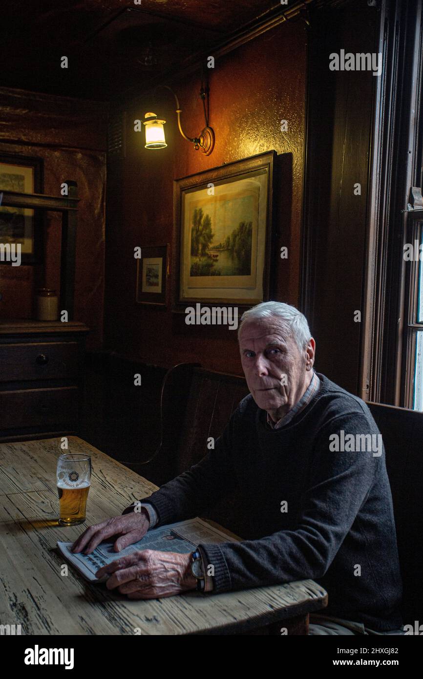 Homme âgé buvant une pinte de bière dans le pub The White Horse Inn - alias Nellies, Beverly, Yorkshire, Royaume-Uni. Banque D'Images