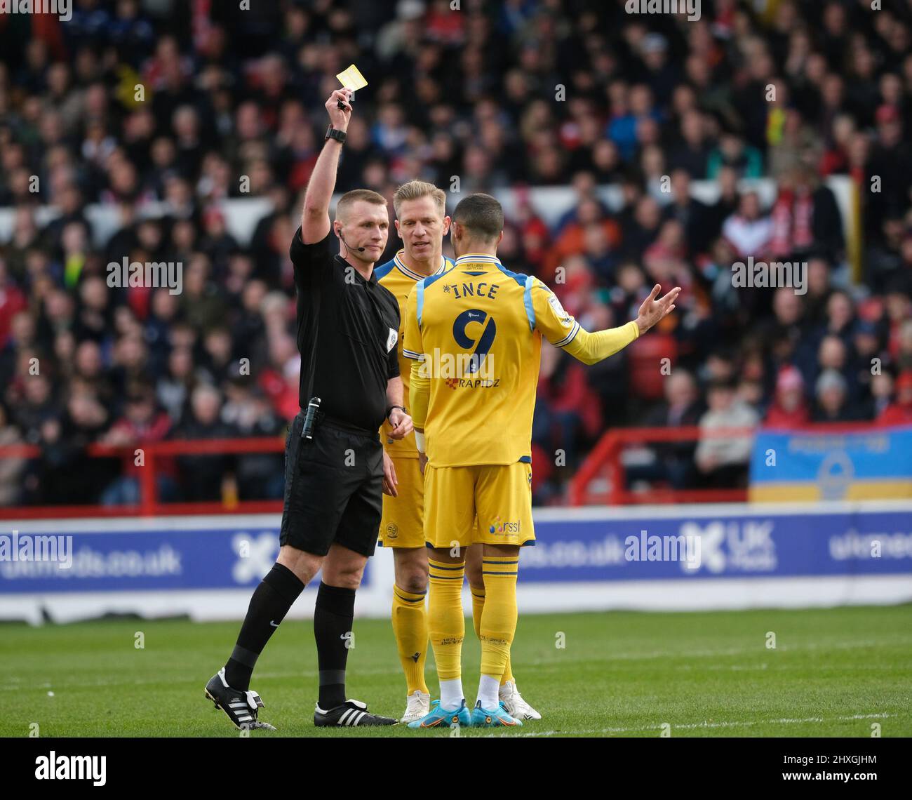Nottingham, Royaume-Uni. 12th mars 2022. Tom Ince ( 9 Reading ) a reçu la carte jaune pour une faute pendant le jeu de Champioinship de l'EFL entre la forêt de Nottingham et la lecture à City Ground à Nottingham, Angleterre Paul Bisser/SPP crédit: SPP Sport Press photo. /Alamy Live News Banque D'Images