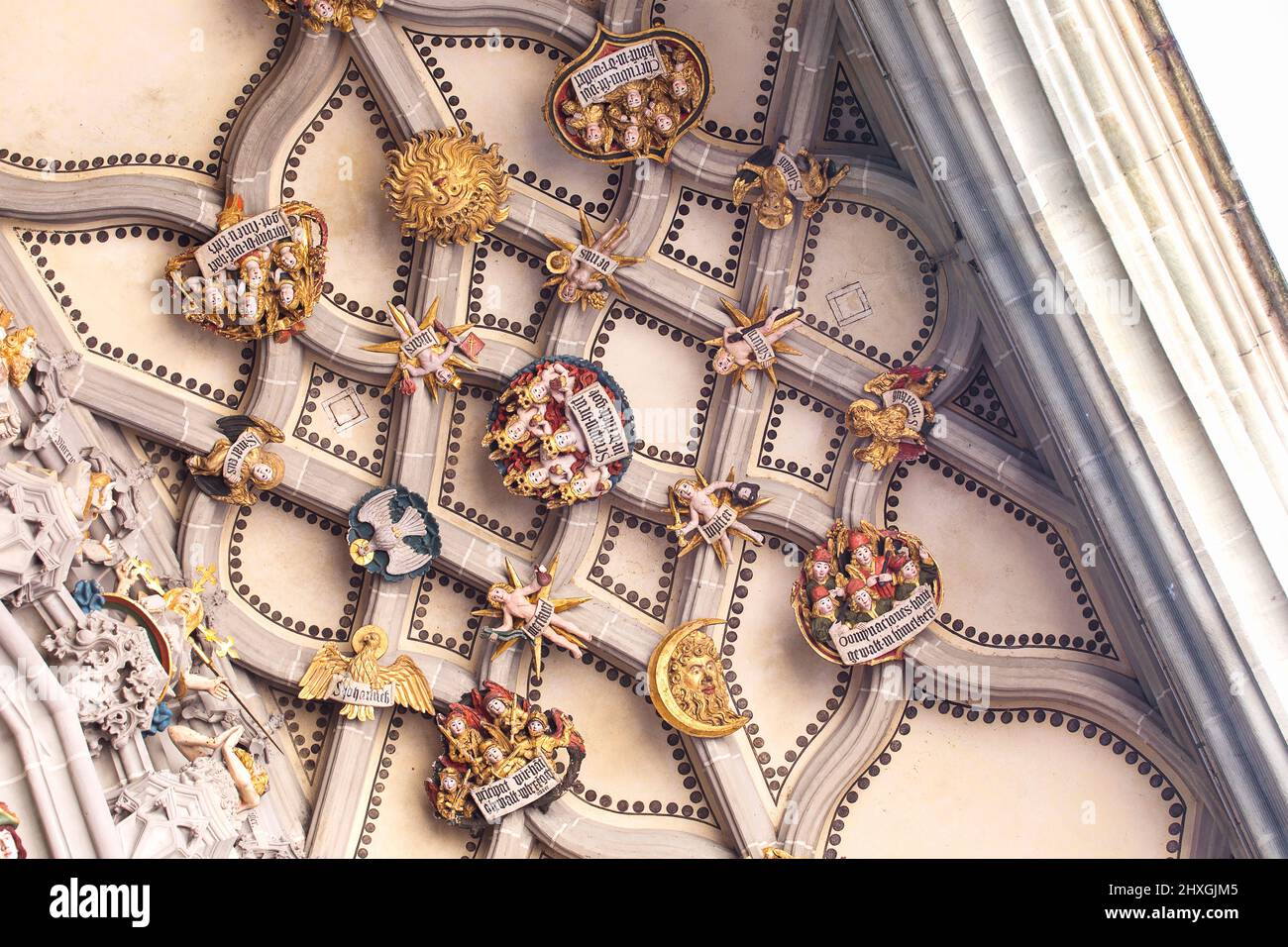 Cathédrale médiévale suisse. Décoration au-dessus de l'entrée de l'église évangélique de Berne. Sculptures gothiques, éléments architecturaux de la cathédrale de Berne. Banque D'Images