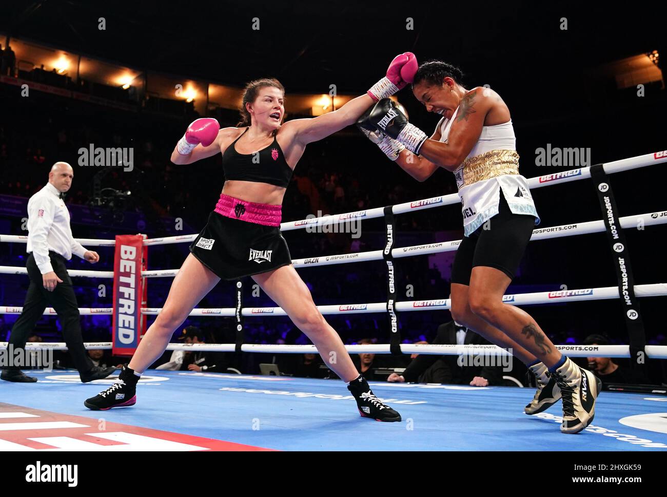 Sandy Ryan (à gauche) et Erica Anabella Farias lors de leur concours International Super-Lightweight au Motorpoint Arena, Nottingham. Date de la photo: Samedi 12 mars 2022. Banque D'Images