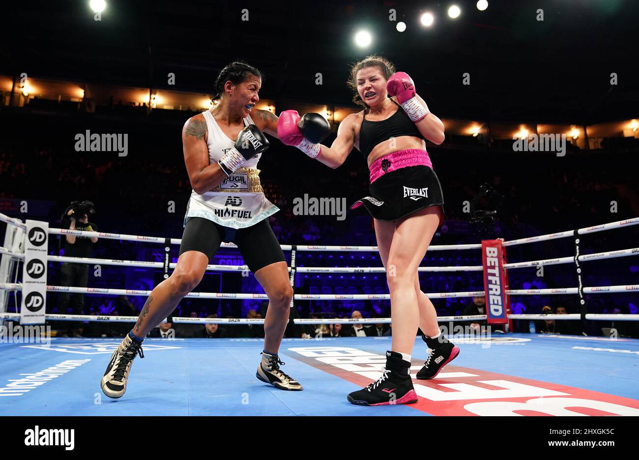 Erica Anabella Farias (à gauche) et Sandy Ryan lors de leur concours International Super-Lightweight au Motorpoint Arena, Nottingham. Date de la photo: Samedi 12 mars 2022. Banque D'Images