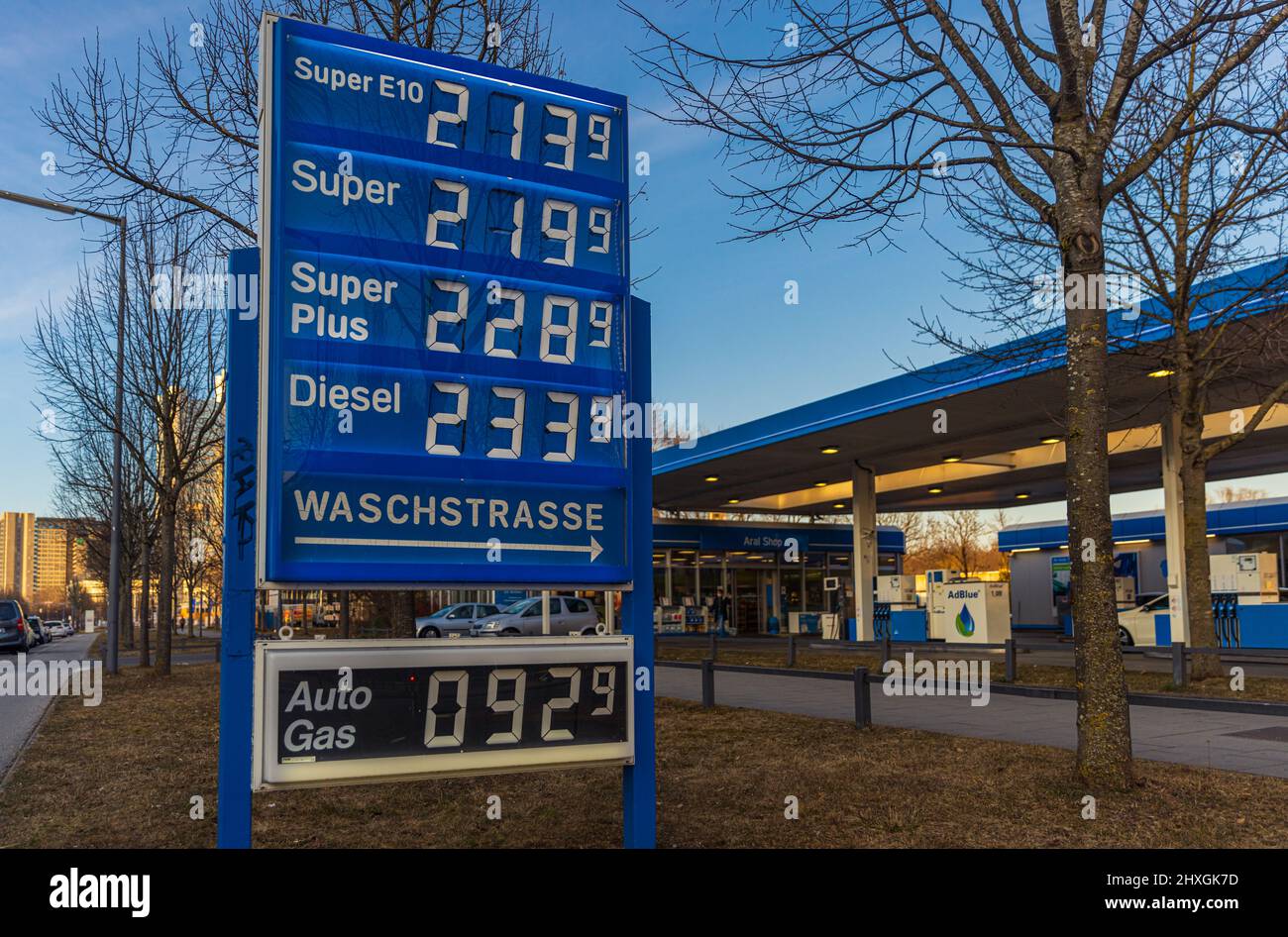 MUNICH, ALLEMAGNE - MARS 12: Tableau des prix à la station-service affichant des prix supérieurs à deux euros le litre le 12 mars 2022 à Munich, Allemagne. En raison de la guerre Banque D'Images