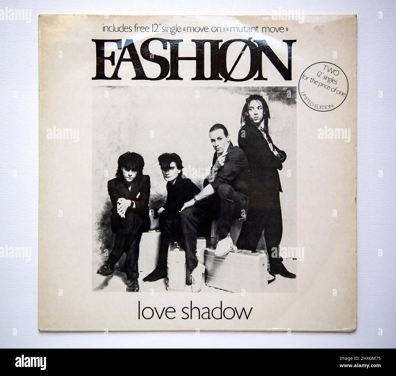 Couverture de l'image de la version unique de 12 pouces en édition limitée de Love Shadow by Fashion, qui a été publiée en 1982. Banque D'Images