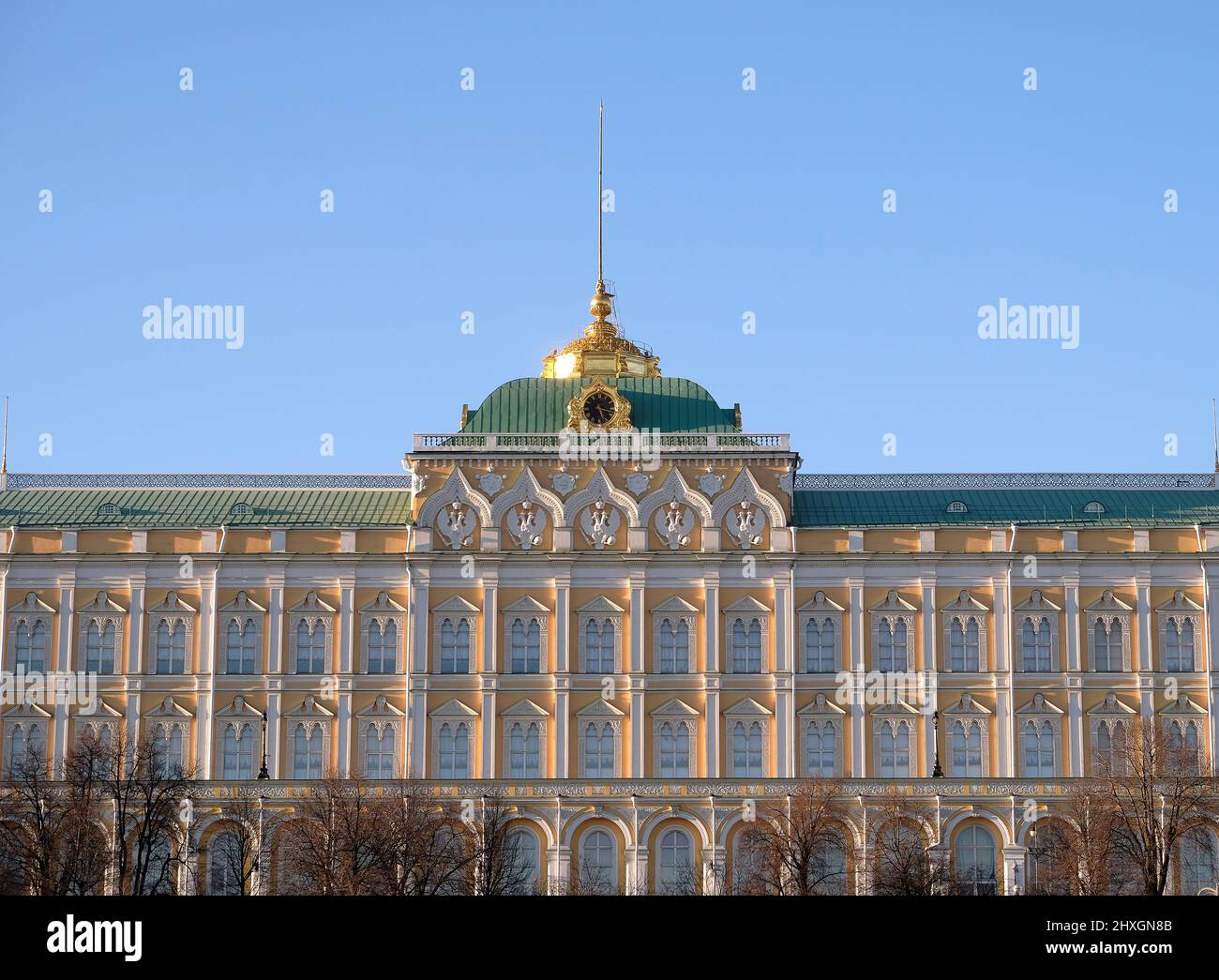 Grand palais du Kremlin avec flèche sur la face de la coupole vue dans un jour ensoleillé sans nuages Banque D'Images