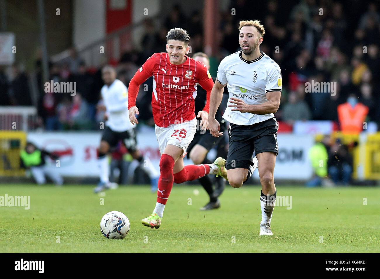 SWINDON, ROYAUME-UNI. 12th MARS Hallam Hope d'Oldham Athletic se trouve en compagnie de Ricky Aguiar, du Swindon Town football Club, lors du match de Sky Bet League 2 entre Swindon Town et Oldham Athletic, au terrain du comté de Swindon, le samedi 12th mars 2022. (Credit: Eddie Garvey | MI News) Credit: MI News & Sport /Alay Live News Banque D'Images