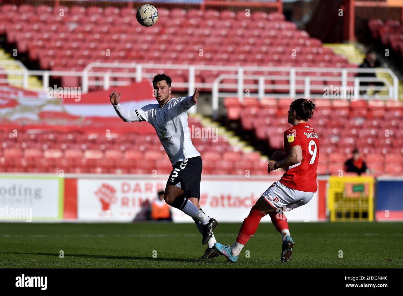 SWINDON, ROYAUME-UNI. 12th MARS les défenses de Harrison McGahey d'Oldham Athletic avec Josh Davison du Swindon Town football Club lors du match de Sky Bet League 2 entre Swindon Town et Oldham Athletic au terrain du comté de Swindon, samedi 12th mars 2022. (Credit: Eddie Garvey | MI News) Credit: MI News & Sport /Alay Live News Banque D'Images