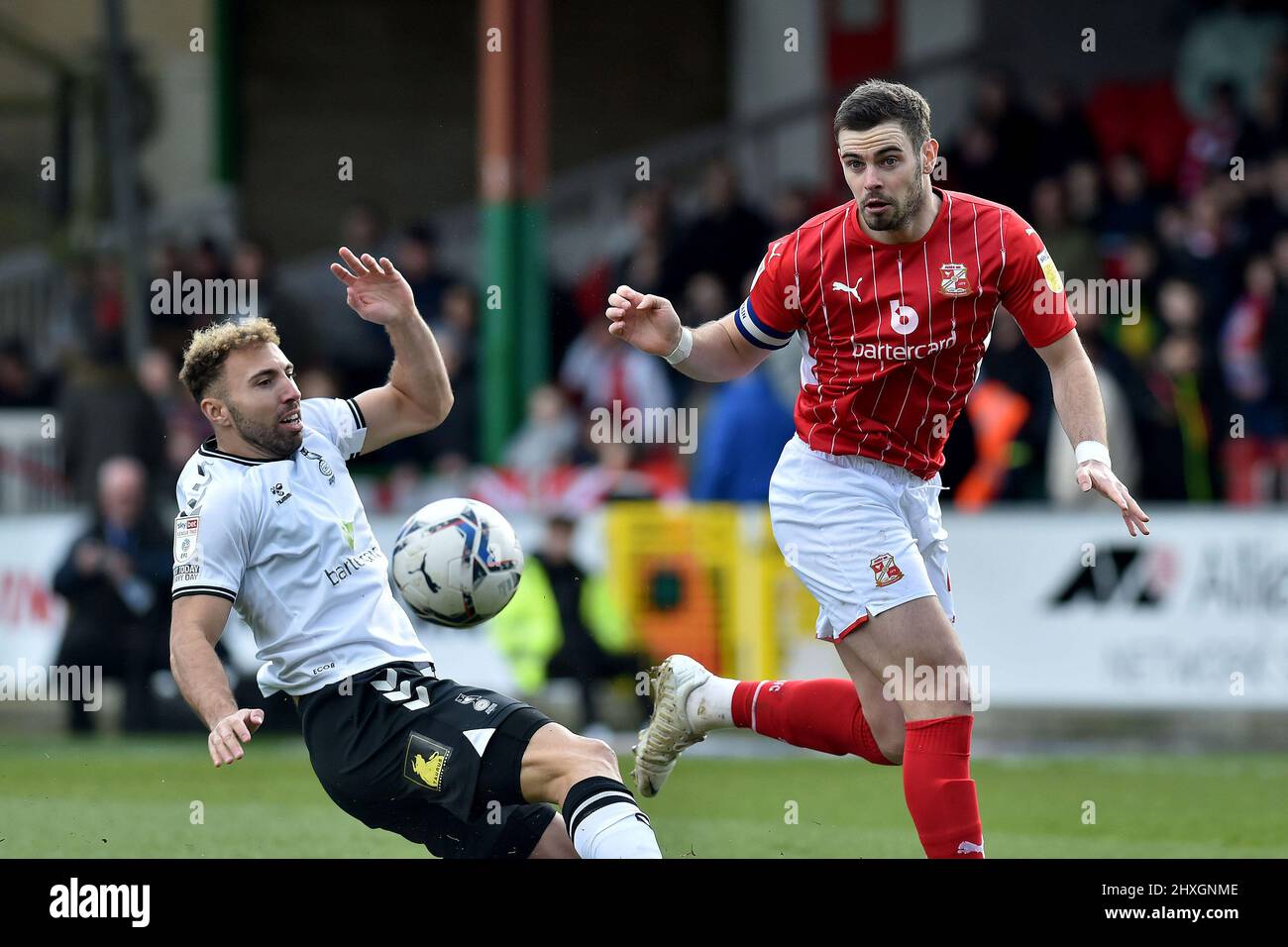 SWINDON, ROYAUME-UNI. 12th MARS Hallam Hope d'Oldham Athletic se déchaîne avec Dion Conroy du Swindon Town football Club lors du match de la Sky Bet League 2 entre Swindon Town et Oldham Athletic au terrain du comté de Swindon, samedi 12th mars 2022. (Credit: Eddie Garvey | MI News) Credit: MI News & Sport /Alay Live News Banque D'Images