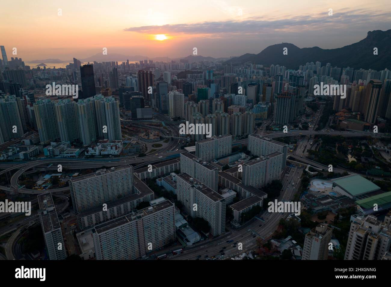 Paysage urbain de Kowloon avec coucher de soleil, avec lion rock Banque D'Images