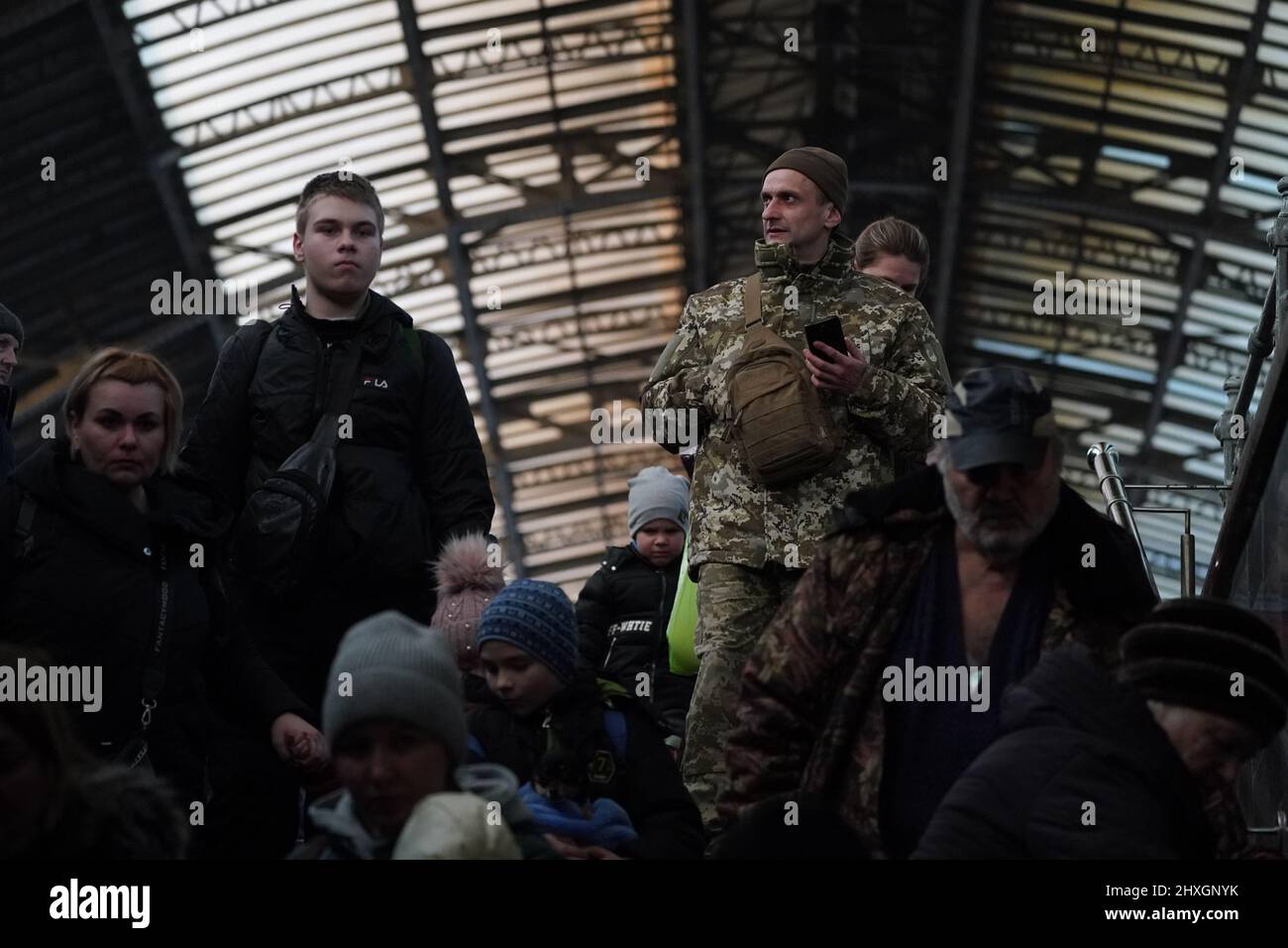 Lviv, Ukraine. 12th mars 2022. Les réfugiés ukrainiens passent par la gare de Lviv car beaucoup de personnes fuient vers les pays voisins dans le cadre de l'invasion russe, à Lviv, en Ukraine, le 12 mars 2022. (Image de crédit : © Bryan Smith/ZUMA Press Wire) Banque D'Images