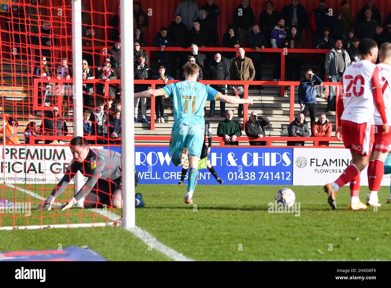 Stevenage, Royaume-Uni. 12th mars 2022. Rob Street, du comté de Newport (c), célèbre après avoir atteint le but 1st de ses équipes. EFL Skybet football League Two Match, Stevenage FC / Newport County au stade Lamex de Stevenage, Angleterre, le samedi 12th mars 2022. Cette image ne peut être utilisée qu'à des fins éditoriales. Utilisation éditoriale uniquement, licence requise pour une utilisation commerciale. Pas d'utilisation dans les Paris, les jeux ou un seul club/ligue/joueur publications.pic par crédit: Andrew Orchard sports photographie/Alamy Live News Banque D'Images