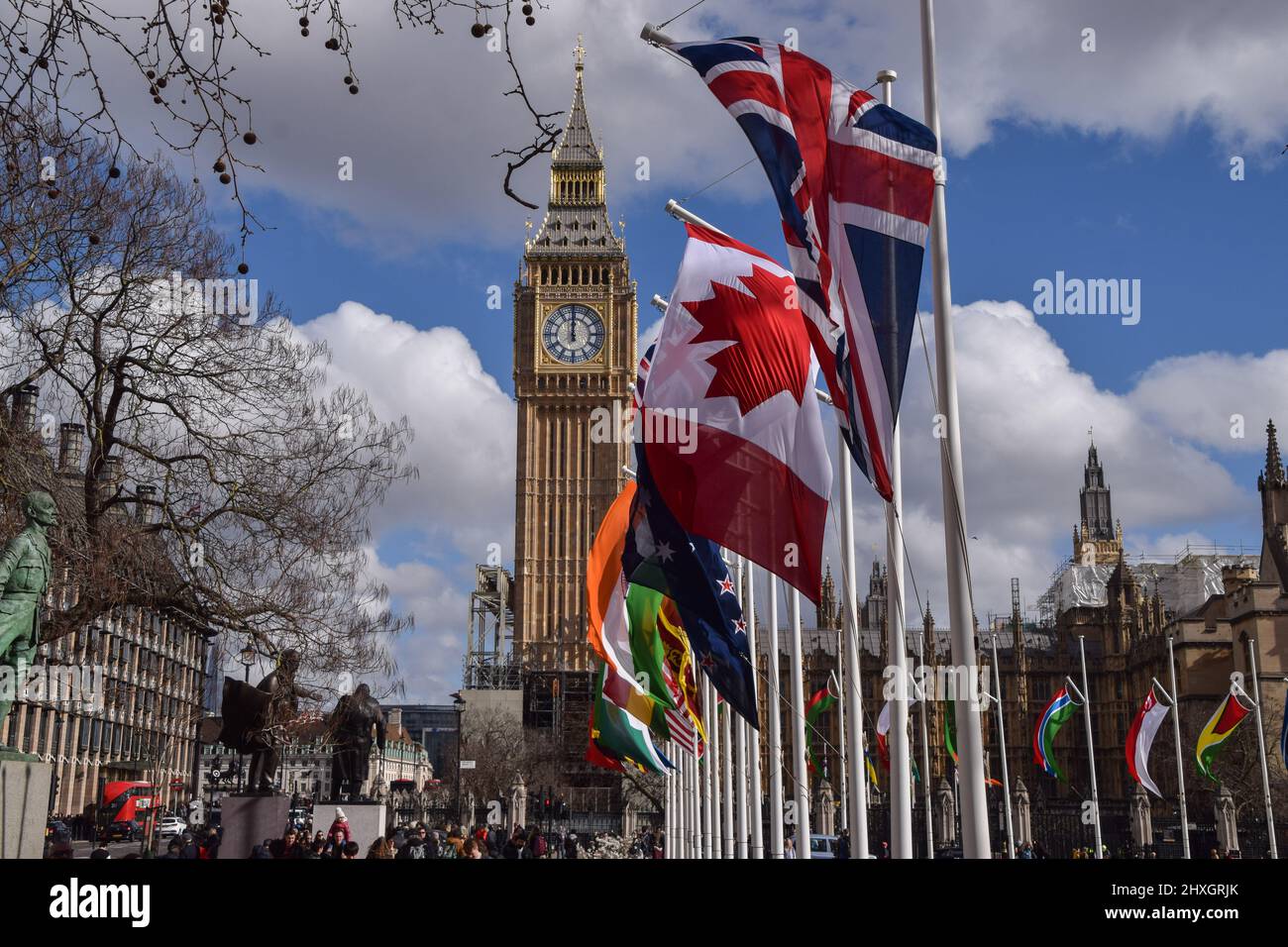 Londres, Royaume-Uni. 12th mars 2022. Des drapeaux nationaux ont été installés sur la place du Parlement avant le jour du Commonwealth, la célébration annuelle des pays du Commonwealth, qui a lieu le 14th mars. Credit: Vuk Valcic/Alamy Live News Banque D'Images