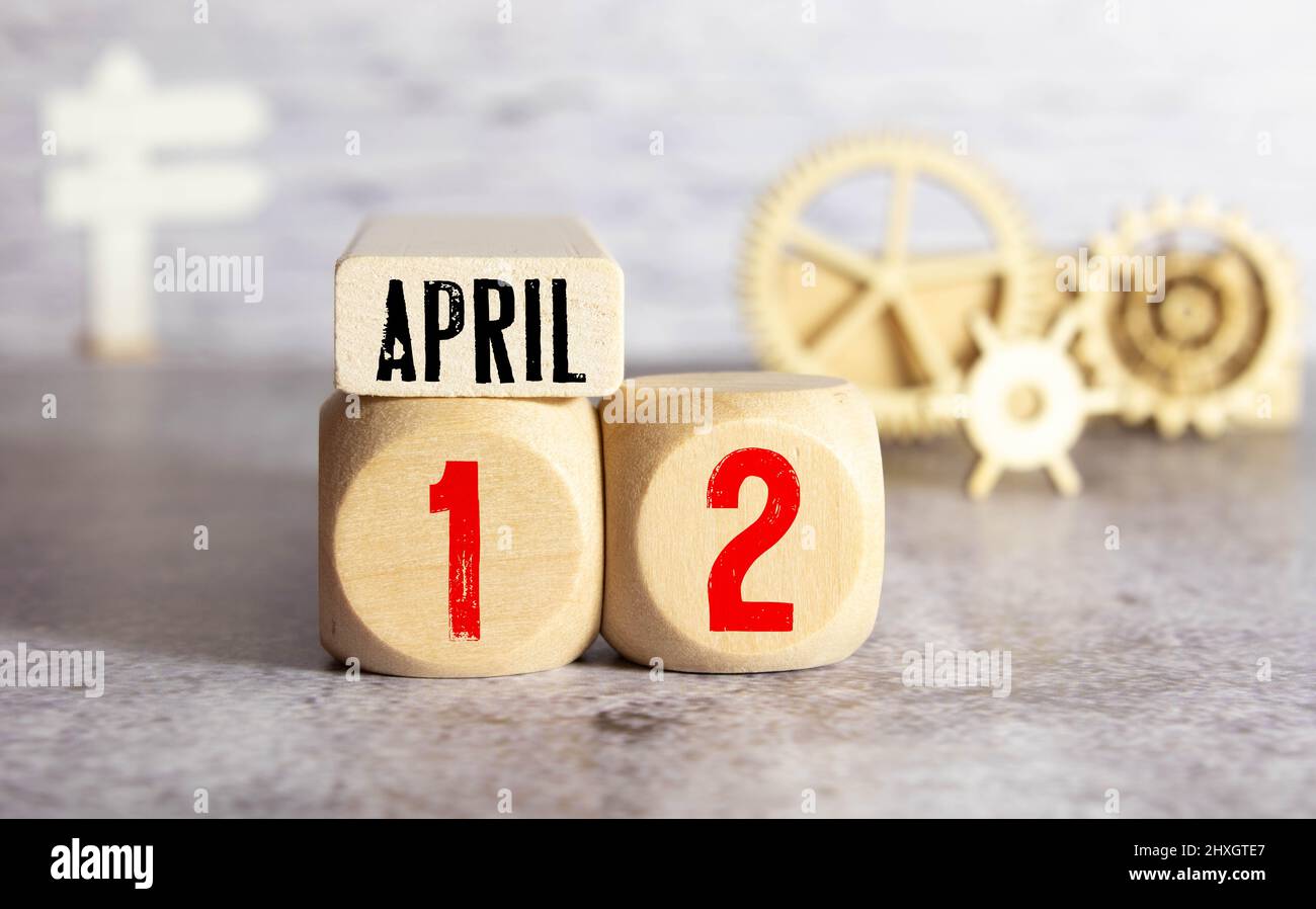 Calendrier pour avril 12 : cubes avec les numéros 0 et 12, le nom du mois d'avril en anglais Banque D'Images