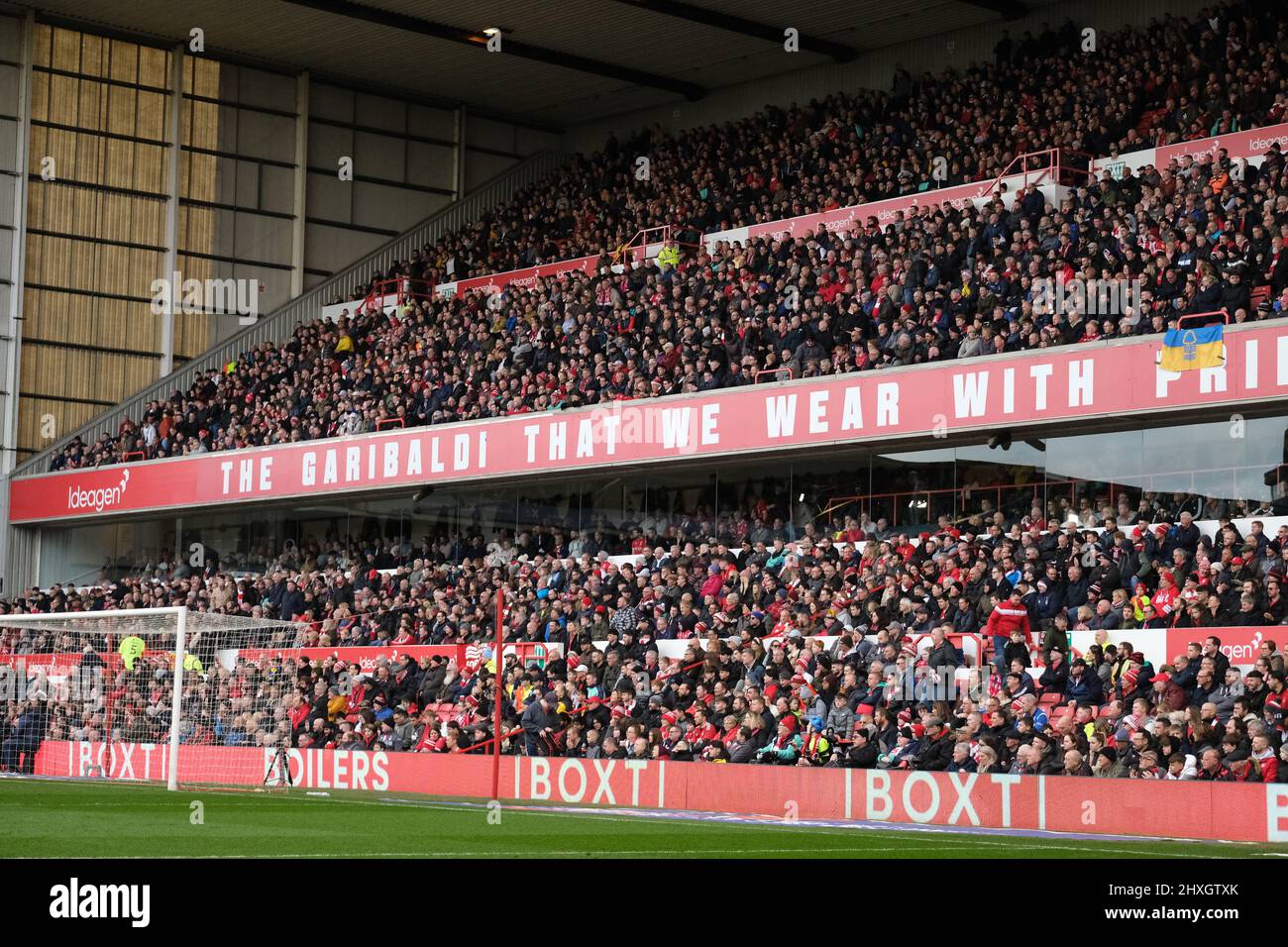 Nottingham, Royaume-Uni. 12th mars 2022. Les fans de forêt dans le trent End pendant le jeu de Champioinship de l'EFL entre la forêt de Nottingham et la lecture à City Ground à Nottingham, Angleterre Paul Bisser/SPP crédit: SPP Sport Press photo. /Alamy Live News Banque D'Images