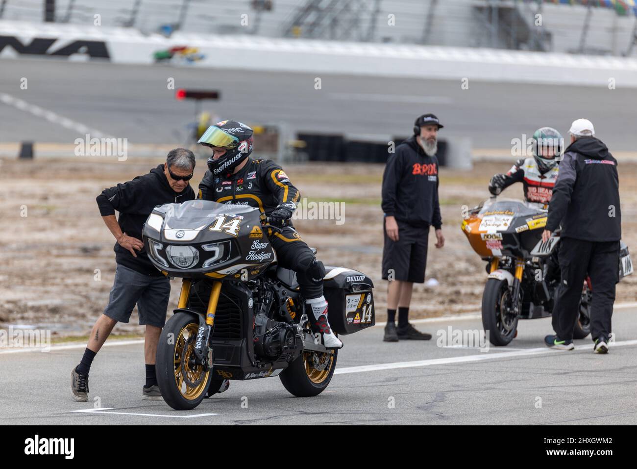 Daytona Beach, Floride, États-Unis. 12th mars 2022. 14 Frankie Garcia passe par la piste pendant la Mission King of the Baggers au Daytona International Speedway à Daytona Beach, FL. 2022, MotoAmerica, stade de l'AMA Superbike et de la série de courses automobiles sur route la plus importante d'Amérique du Nord. Credit: Yaroslav Sabitov/Oui Market Media/Alamy Live News Banque D'Images