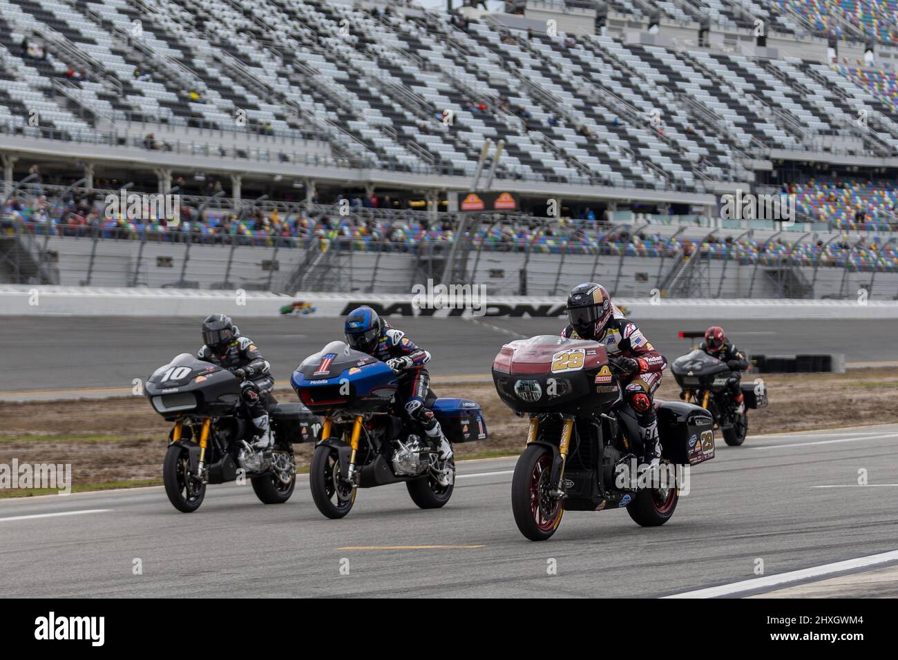 Daytona Beach, Floride, États-Unis. 12th mars 2022. 10 Travis Wyman, 1 Kyle Wyman, 29 Tyler O'Hara traverse la piste pendant la Mission King of the Baggers au circuit international de Daytona Beach, en Floride. 2022, MotoAmerica, stade de l'AMA Superbike et de la série de courses automobiles sur route la plus importante d'Amérique du Nord. Credit: Yaroslav Sabitov/Oui Market Media/Alamy Live News Banque D'Images