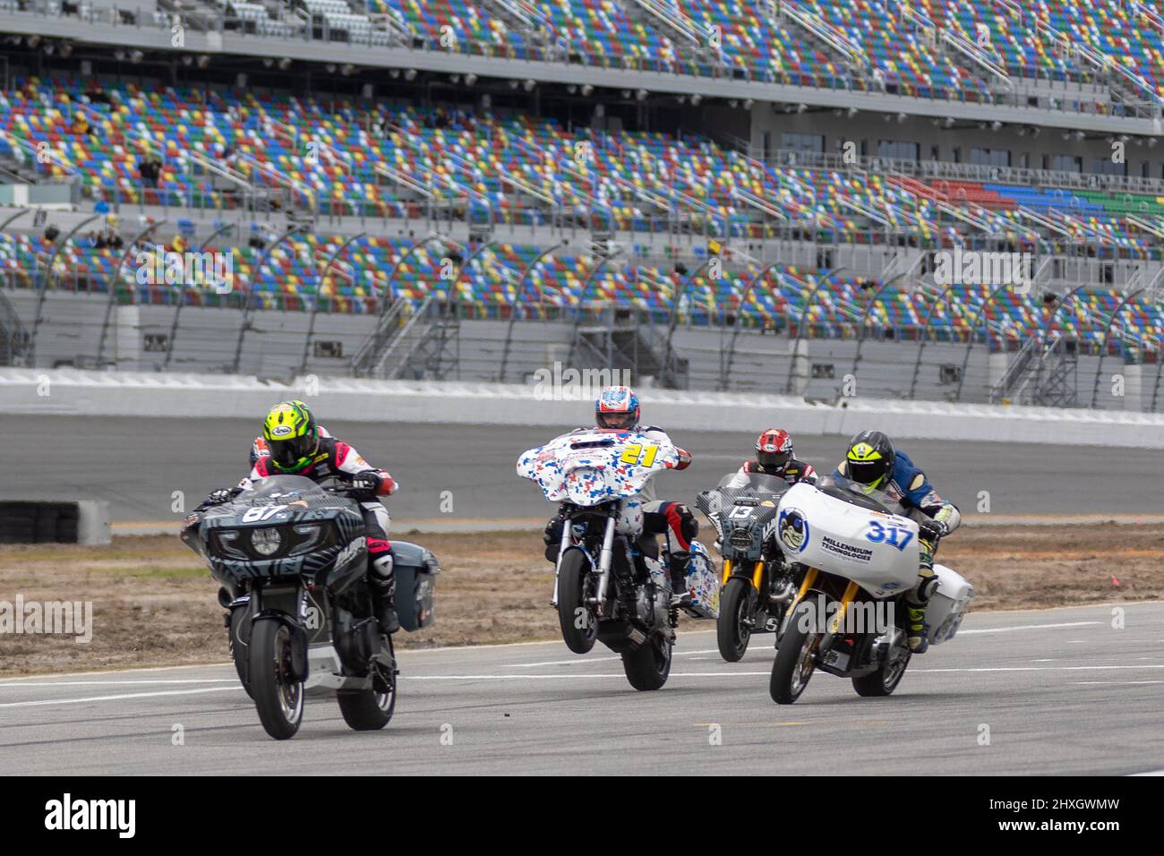 Daytona Beach, Floride, États-Unis. 12th mars 2022. 87 Patricia Fernandez, 21 Zack Nation, 317 Scott Beal passe sur la piste pendant la Mission King of the Baggers au Daytona International Speedway à Daytona Beach, FL. 2022, MotoAmerica, stade de l'AMA Superbike et de la série de courses automobiles sur route la plus importante d'Amérique du Nord. Credit: Yaroslav Sabitov/Oui Market Media/Alamy Live News Banque D'Images