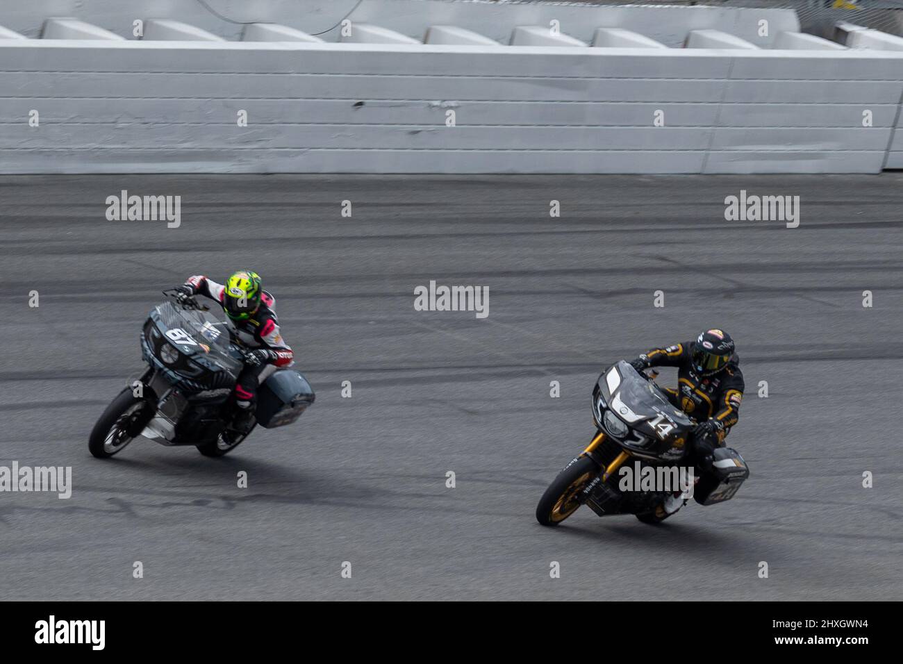 Daytona Beach, Floride, États-Unis. 12th mars 2022. 87 Patricia Fernandez, 14 Frankie Garcia passe par la piste pendant la Mission King of the Baggers au Daytona International Speedway à Daytona Beach, FL. 2022, MotoAmerica, stade de l'AMA Superbike et de la série de courses automobiles sur route la plus importante d'Amérique du Nord. Credit: Yaroslav Sabitov/Oui Market Media/Alamy Live News Banque D'Images