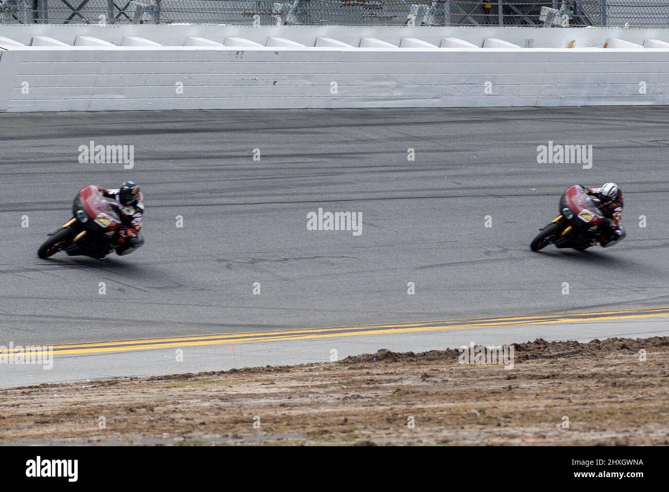 Daytona Beach, Floride, États-Unis. 12th mars 2022. Des vélos traversent la piste pendant la mission King of the Baggers au circuit international de Daytona Beach, en Floride. 2022, MotoAmerica, stade de l'AMA Superbike et de la série de courses automobiles sur route la plus importante d'Amérique du Nord. Credit: Yaroslav Sabitov/Oui Market Media/Alamy Live News Banque D'Images