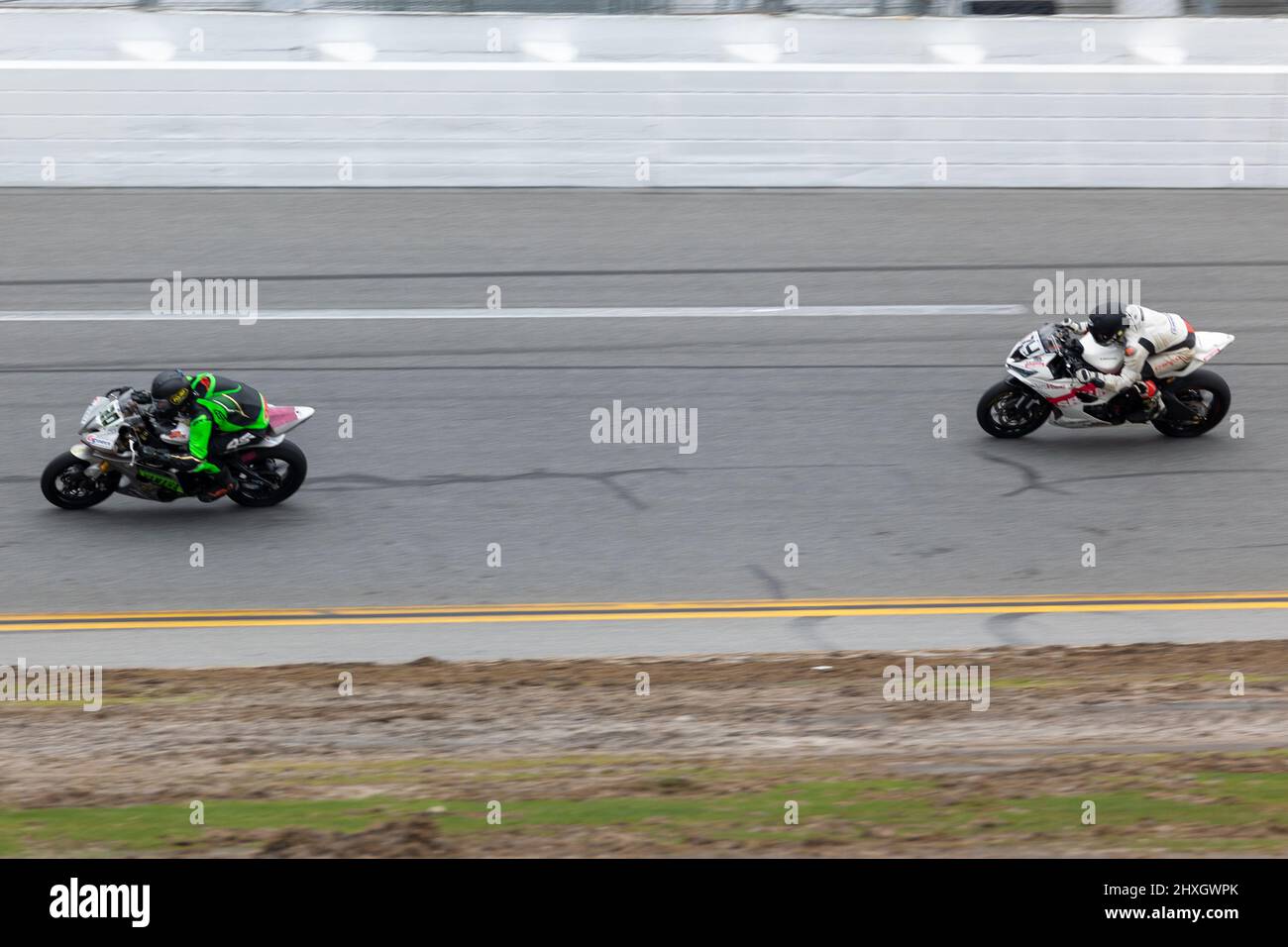 Daytona Beach, Floride, États-Unis. 12th mars 2022. Des vélos traversent la piste pendant la mission King of the Baggers au circuit international de Daytona Beach, en Floride. 2022, MotoAmerica, stade de l'AMA Superbike et de la série de courses automobiles sur route la plus importante d'Amérique du Nord. Credit: Yaroslav Sabitov/Oui Market Media/Alamy Live News Banque D'Images