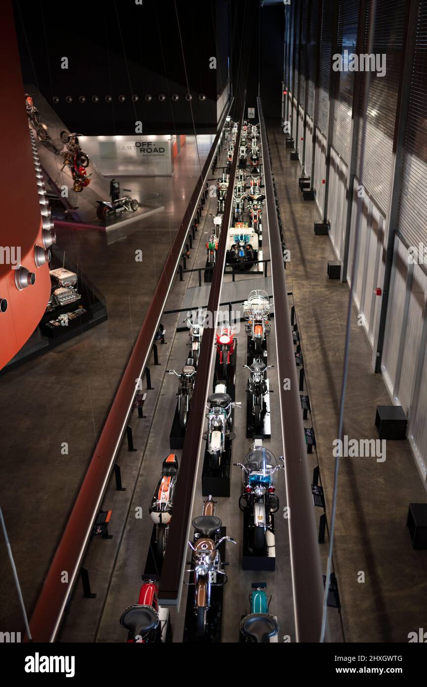 Photo prise du 2nd étage au 1st étage montrant une ligne de moocyles Harley-Davidson construits au fil des ans à la Harley-Davidson Banque D'Images