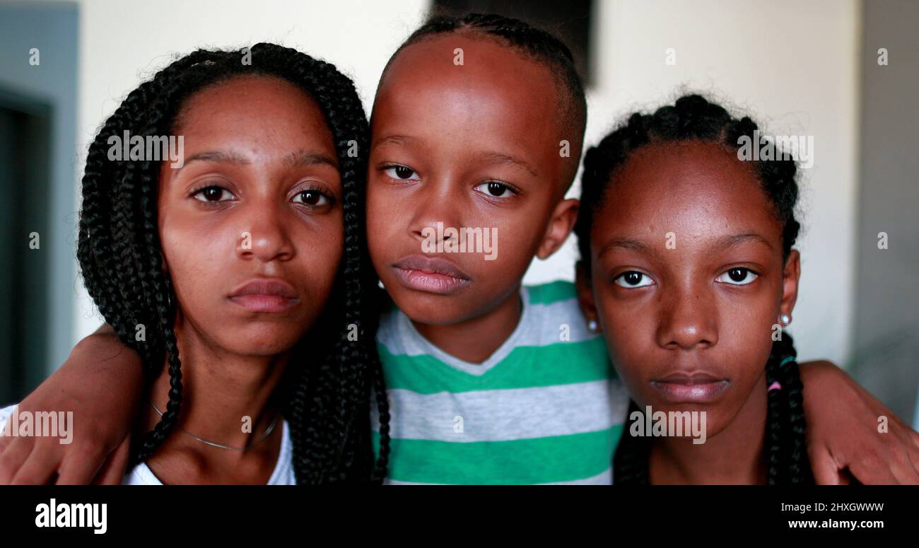 Enfants afro-américains regardant l'appareil photo. Petit garçon et adolescentes. Race mixte noir ethnicité enfants Banque D'Images