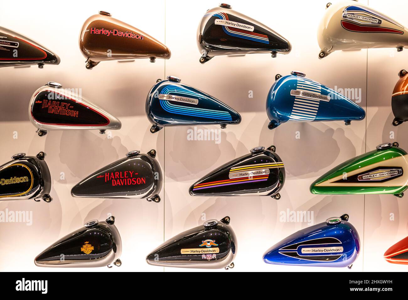 Collection de réservoirs de gaz de goutte d'eau des anciennes motos Harley-Davidson situées au musée Harley-Davidson à Milwaukee, Wisconsin, États-Unis Banque D'Images