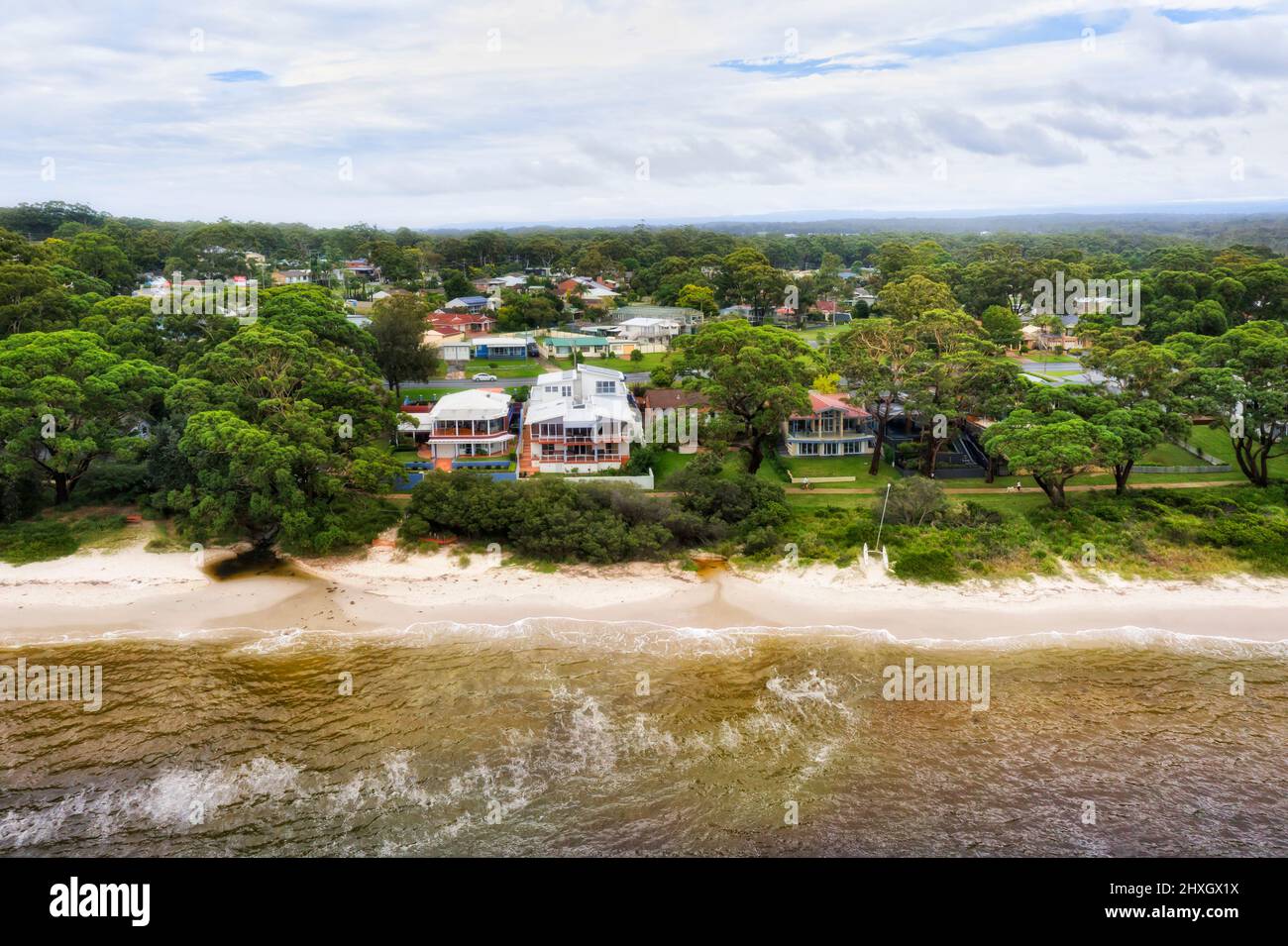 Front de mer de la ville de Vincential sur la plage de Collingwood dans la baie de Jervis - vue aérienne de la mer à la terre. Banque D'Images Front de mer de la ville de Vincential sur la plage de Collingwood dans la baie de Jervis - vue aérienne de la mer à la terre. Banque D'Images