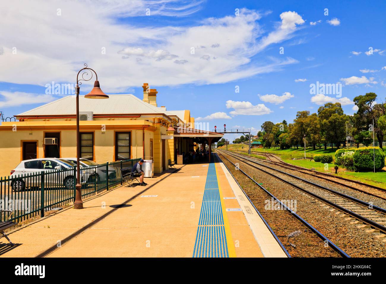 Plate-forme de la gare ferroviaire dans la ville de Wagga wagga en Australie régionale. Banque D'Images