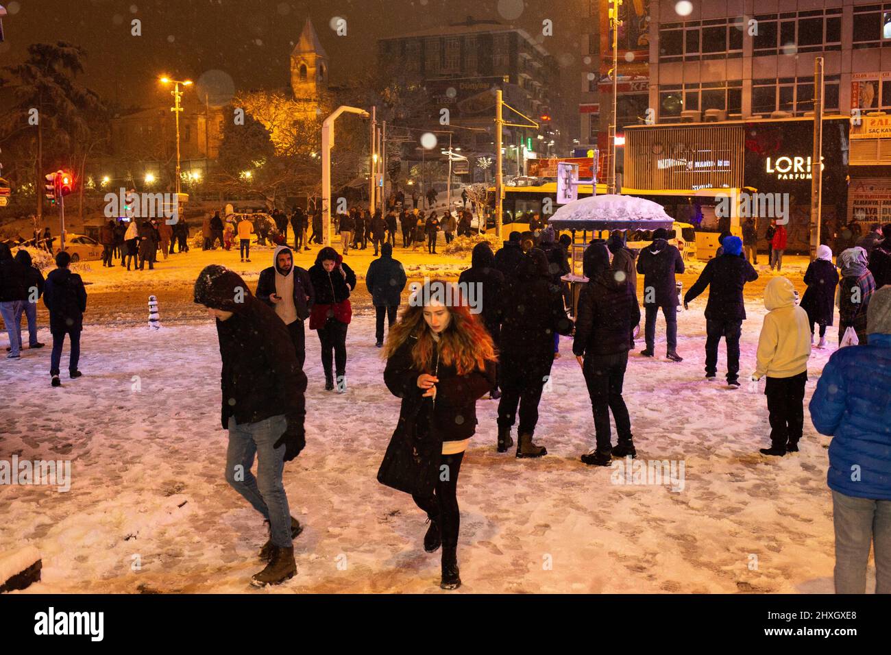 12 mars 2022: Scènes de gens s'amuser dans les rues de Kadikoy sous de fortes chutes de neige dans la soirée à Istanbul, Turquie, le 12 mars 2022. La chute de neige, qui se poursuit par intermittence depuis mars 9, à Istanbul, mise en garde par la météorologie avec une alarme ''orange'', a augmenté son effet dans la soirée. (Image de crédit : © Tolga Ildun/ZUMA Press Wire) Banque D'Images