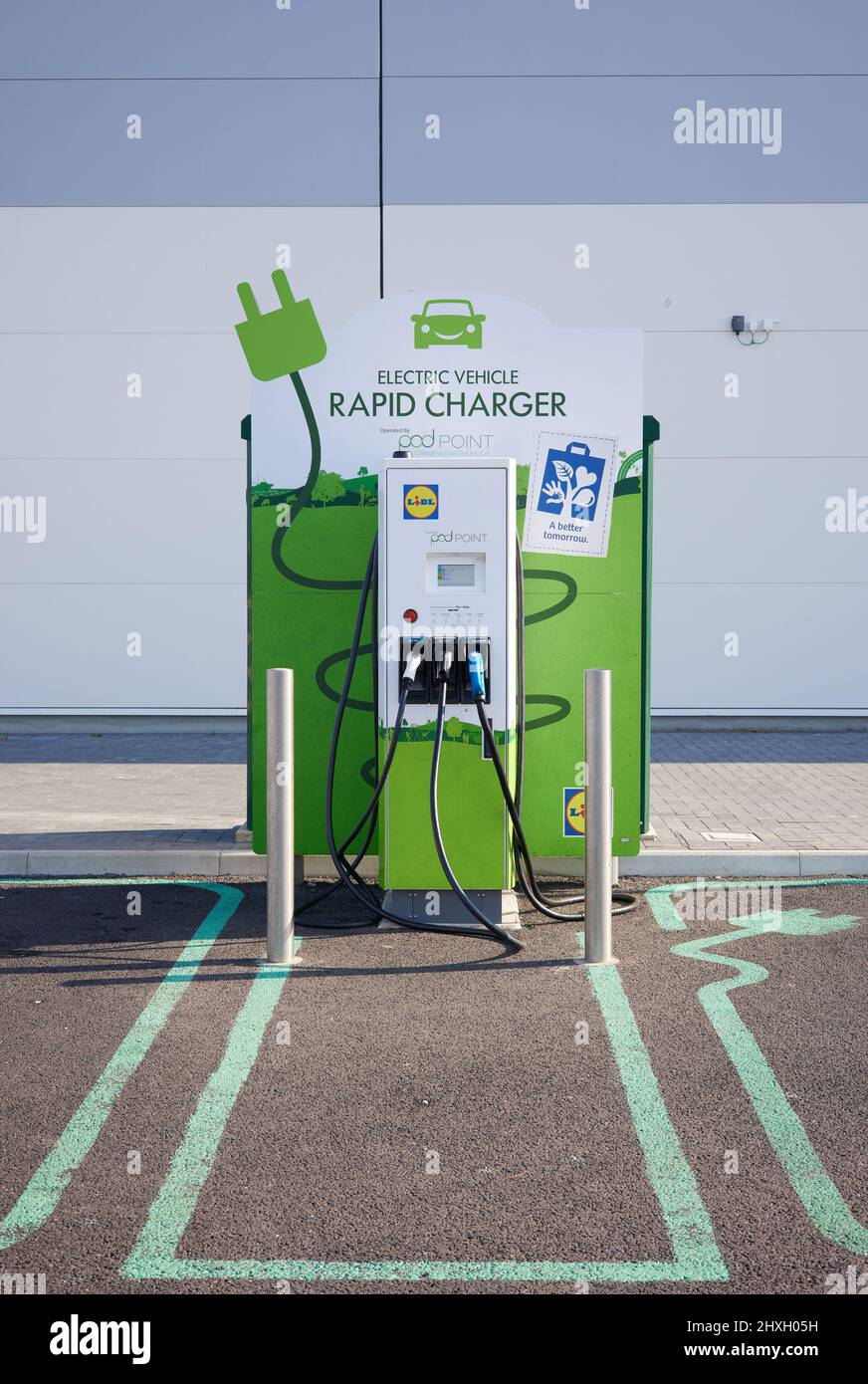 Green Electric Vehicle Rapid Charging Unit vu parrainé par Lidl,  Royaume-Uni Photo Stock - Alamy