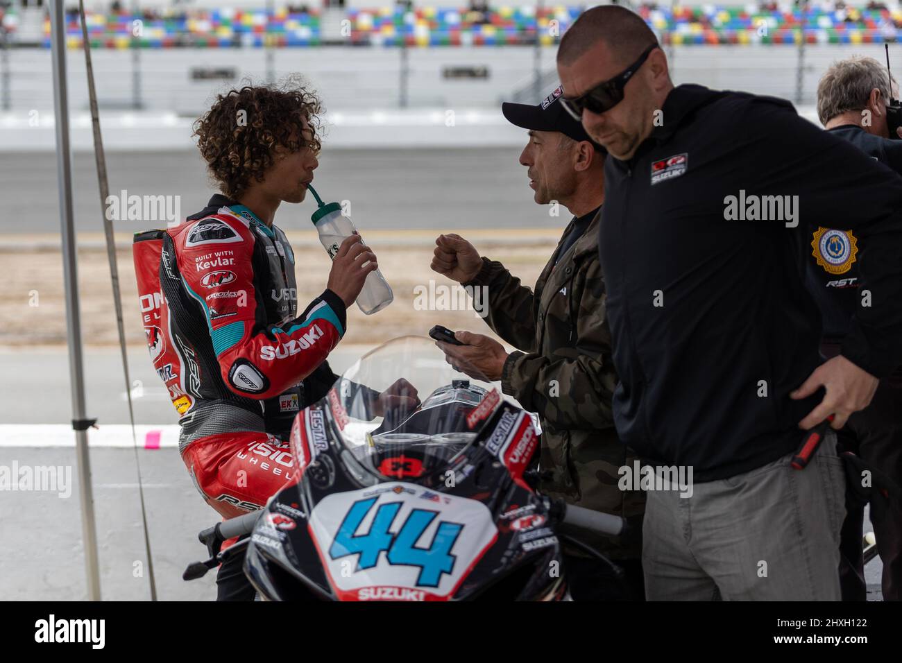Daytona Beach, Floride, États-Unis. 12th mars 2022.Pit stop pendant le Daytona 200 au Daytona International Speedway à Daytona Beach, FL. 2022, MotoAmerica, stade de l'AMA Superbike et de la série de courses automobiles sur route la plus importante d'Amérique du Nord. Credit: Yaroslav Sabitov/Oui Market Media/Alamy Live News Banque D'Images