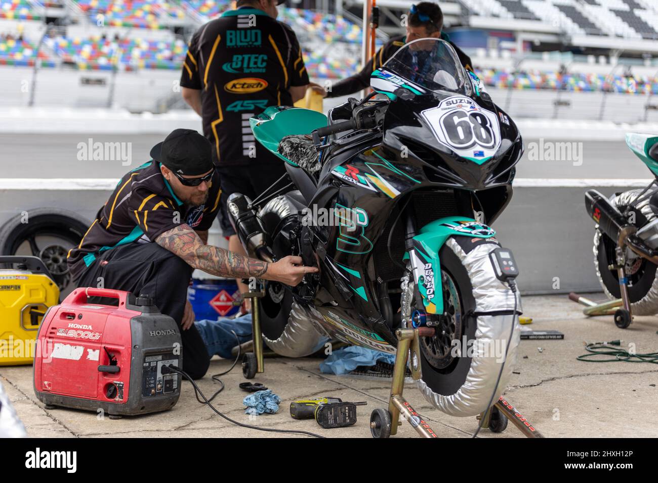 Daytona Beach, Floride, États-Unis. 12th mars 2022.Pit stop pendant le Daytona 200 au Daytona International Speedway à Daytona Beach, FL. 2022, MotoAmerica, stade de l'AMA Superbike et de la série de courses automobiles sur route la plus importante d'Amérique du Nord. Credit: Yaroslav Sabitov/Oui Market Media/Alamy Live News Banque D'Images